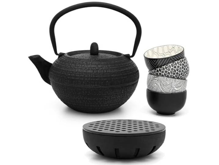 Bredemeijer schwarze runde gusseiserne Asia Teekanne 1.2 Liter & mit Henkel & Edelstahl Tee-Filter Sieb-Einsatz für losen Tee & 4 Porzellan Teebecher & gusseisernem Teewärmer