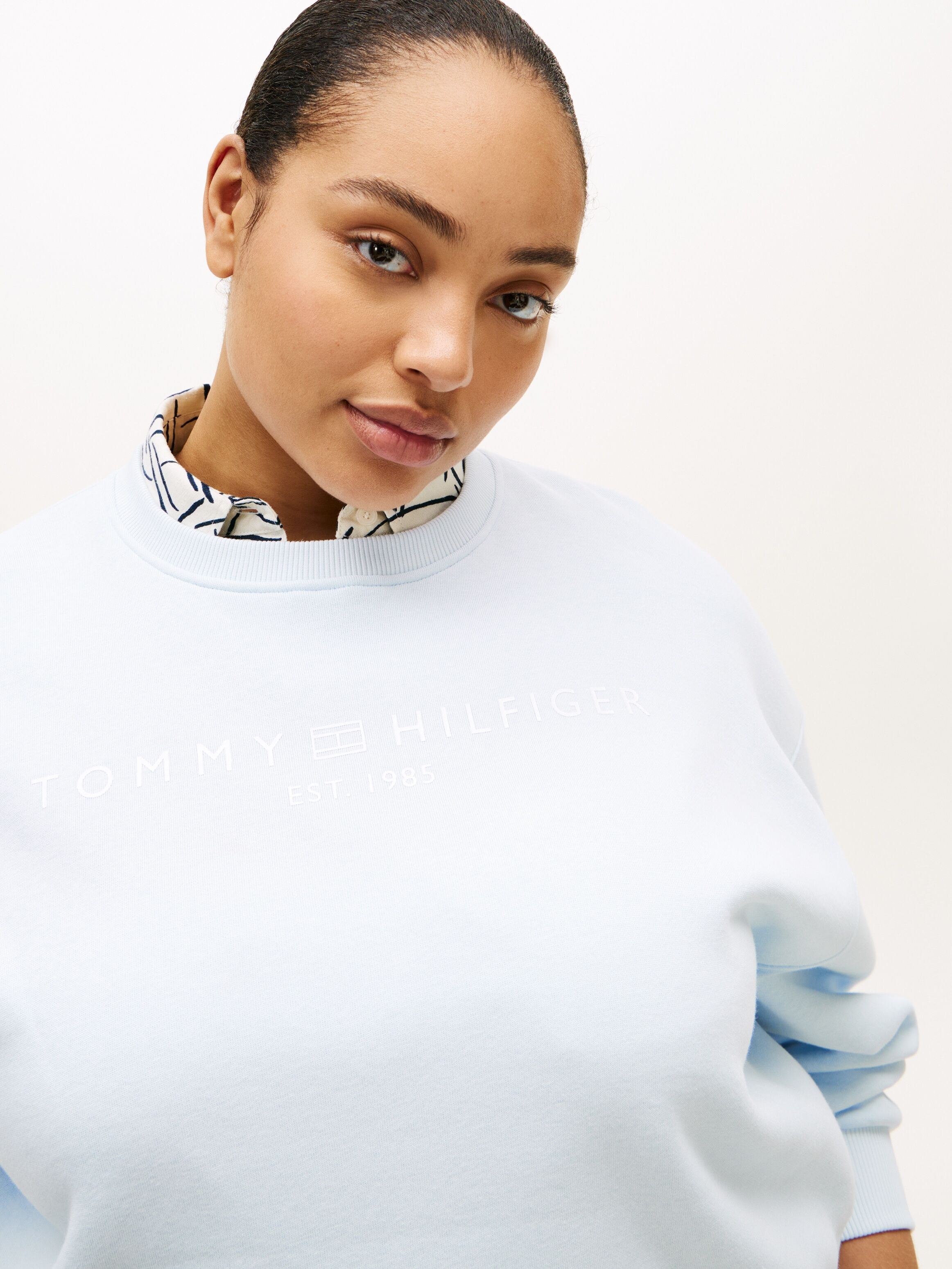 Sweatshirt TOMMY HILFIGER CURVE "CRV CORP LOGO MDRN SWTSRT", Damen, Gr. 52, blau (keepsake blau), Sweatware, Obermaterial: 63% Baumwolle, 37% Polyester, bedruckt, regular fit normal, Rundhals, Rippbündchen, Sweatshirts Sweatshirt, in grossen Grössen keeps
