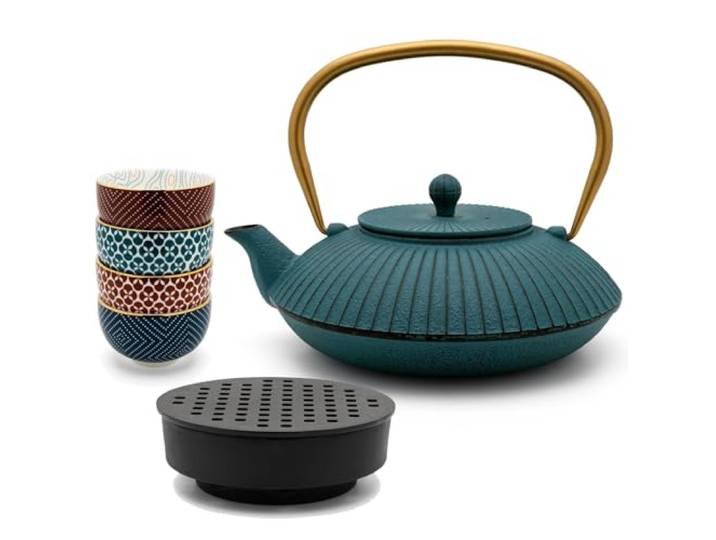 Bredemeijer flache blaue Teekanne 1.1 Liter Gusseisen - Gusskanne Set im asiatischen Stil & Edelstahl Tee-Filter Sieb-Einsatz für losen Tee & 4 Porzellan Tee-Becher & Teewärmer