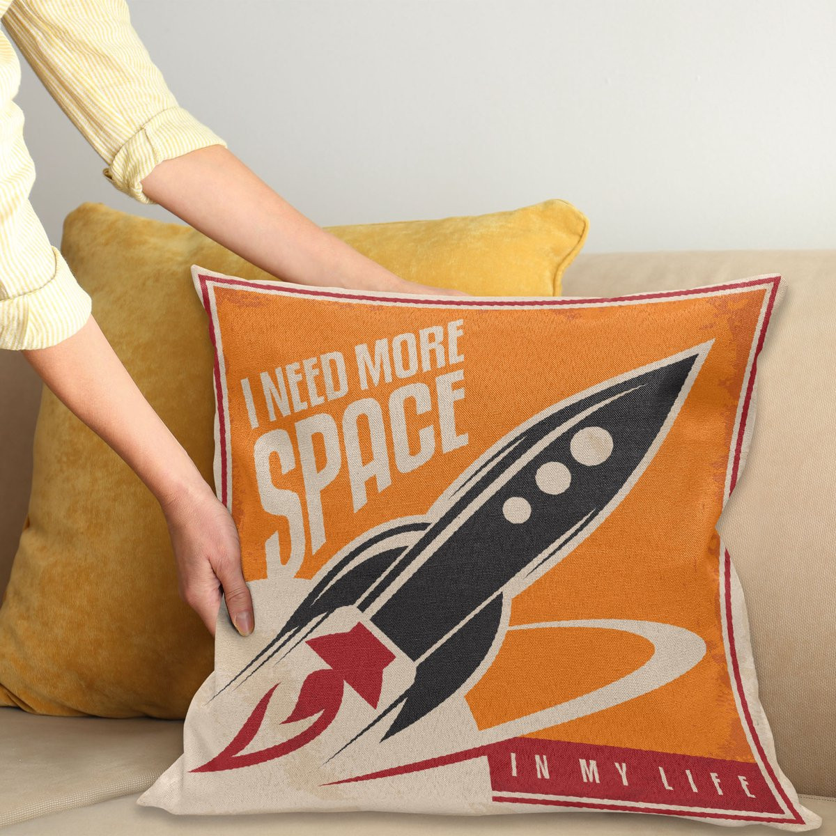 ABAKUHAUS Vintage Sierkussenhoes Rocket Taking Flight Planet Cosmos Past Time Slogan, Licht Oranje, 60 x 60 cm