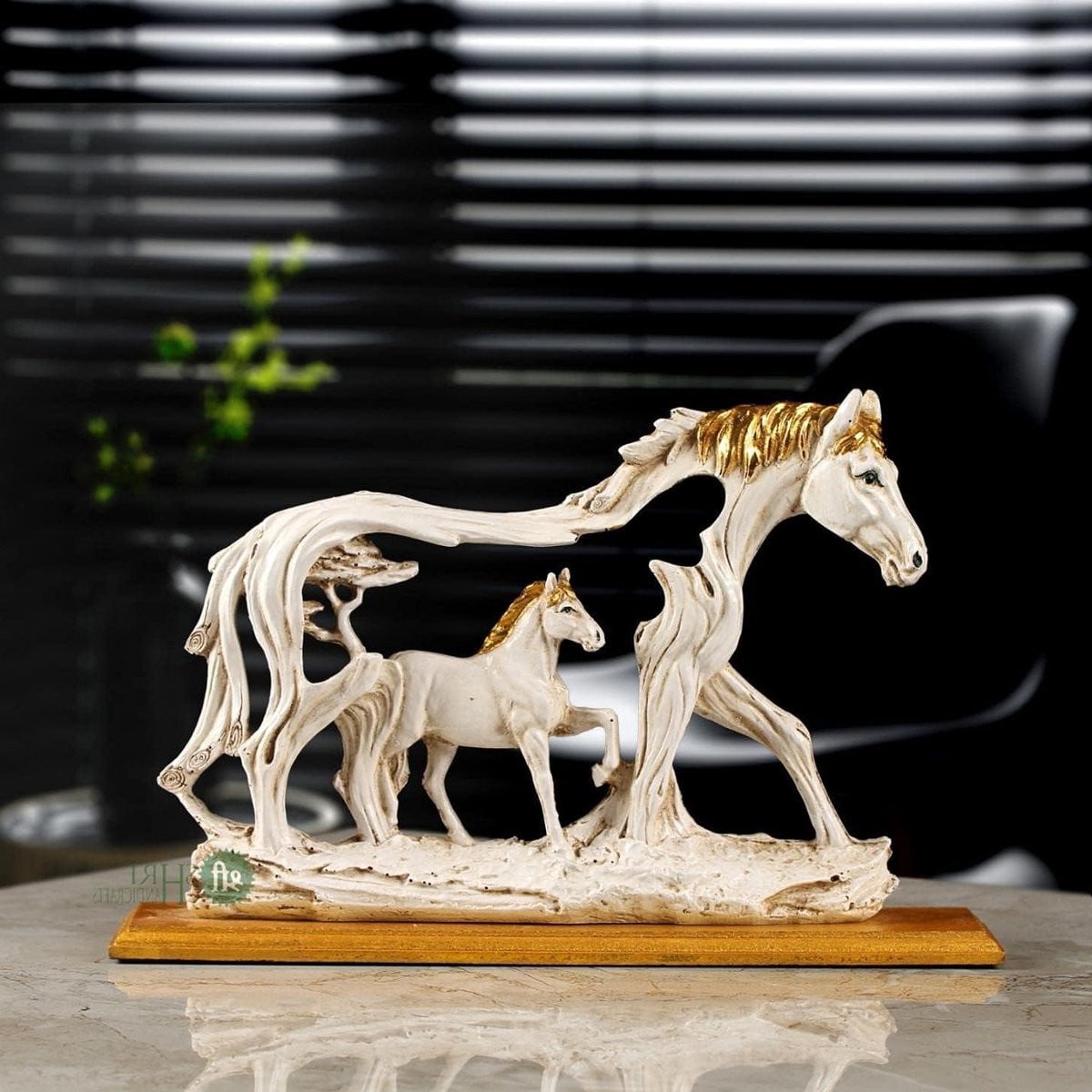 Handgemaakt wit paardenbeeldje met veulen in steenfinish voor woonkamer decoratie