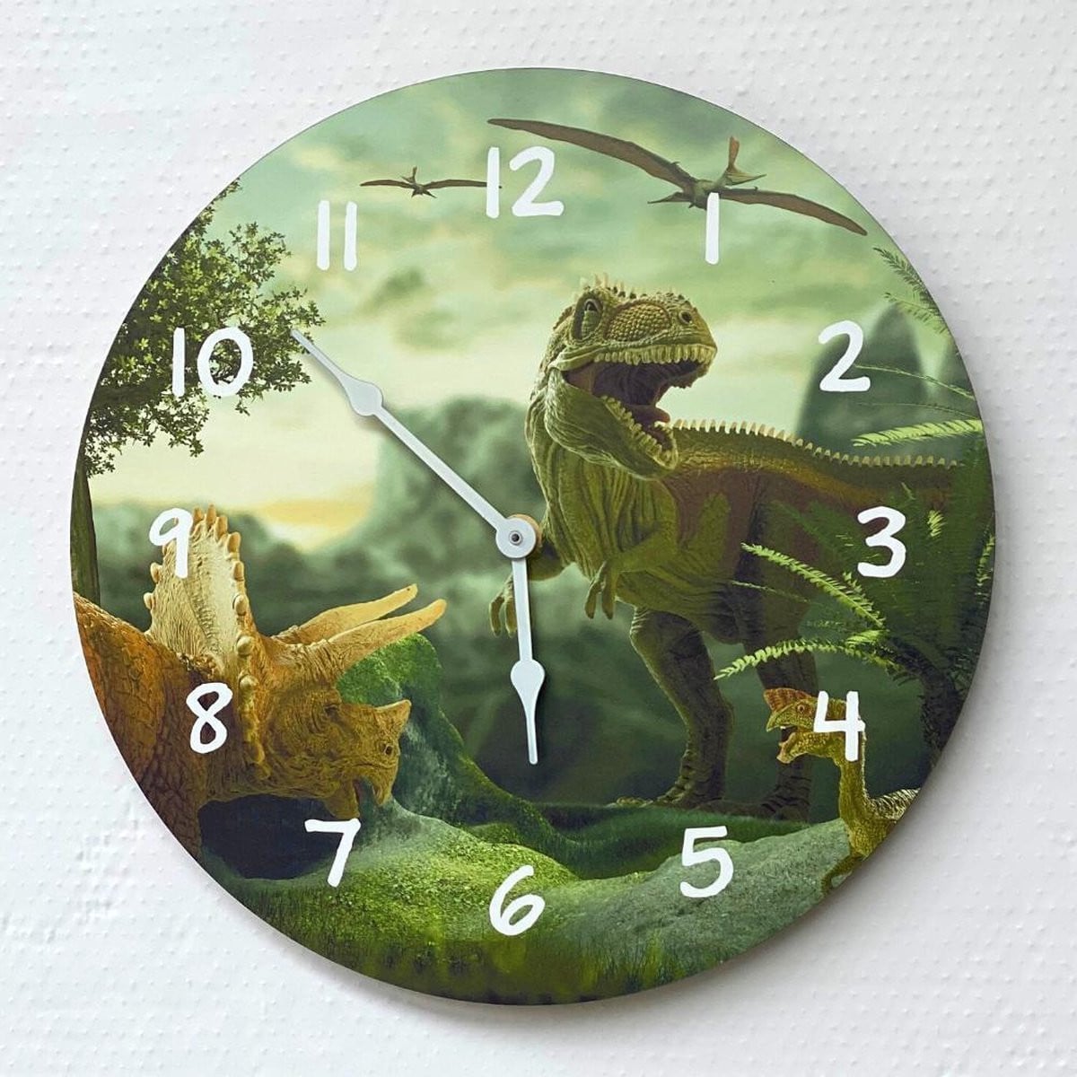 Stoere Groene Kinderklok met Dinosaurus Motief - Analoog Stil Uurwerk - Wandklok voor Kinderen - Hoogte: 29 cm