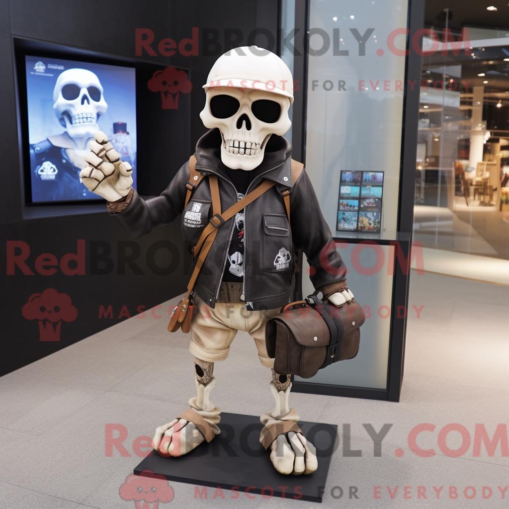 Maskottchencharakter REDBROKOLY eines cremefarbenen Totenkopfes mit Lederjacke und Aktentasche