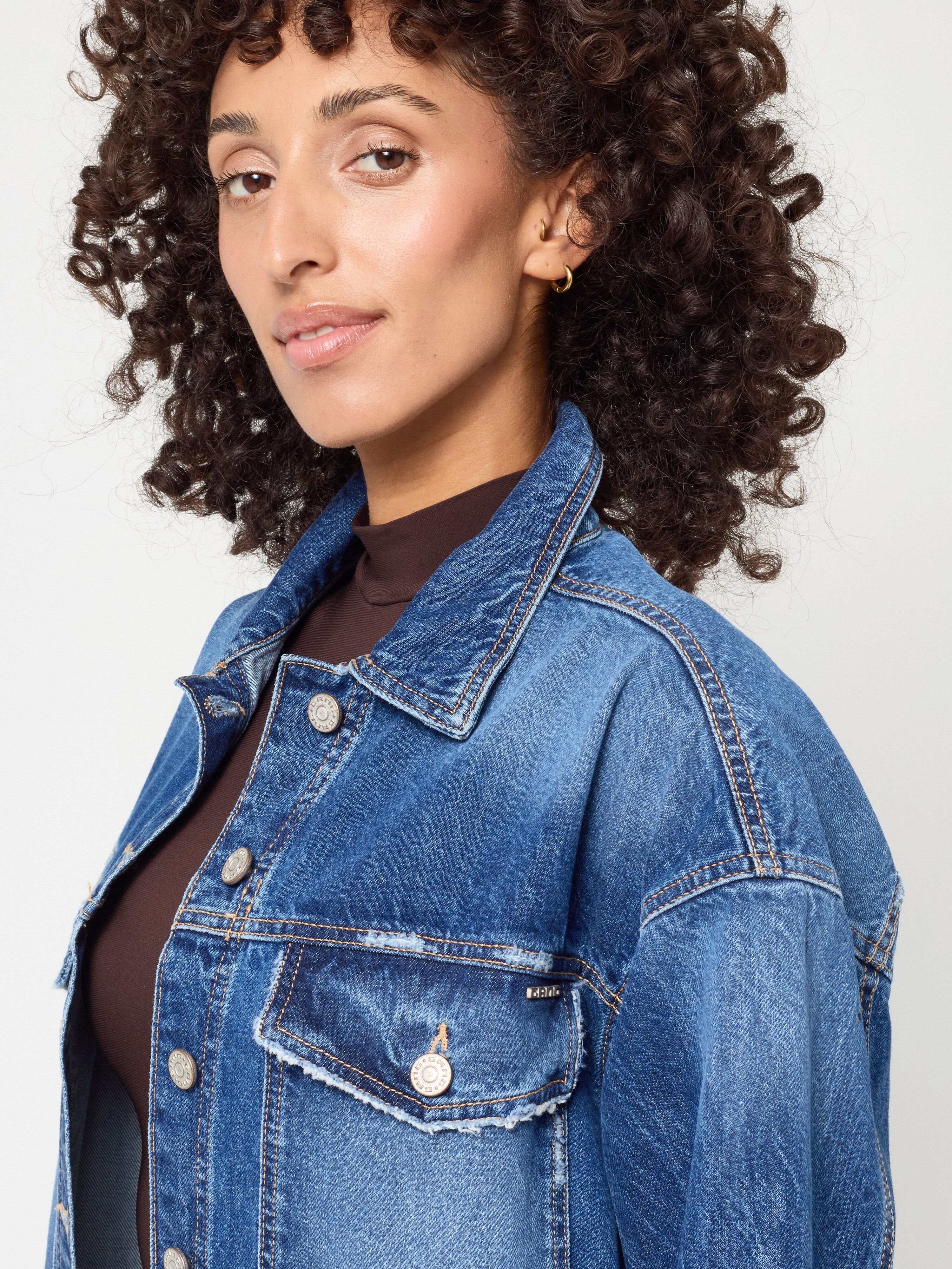 Jeansjacke GANG "94ZORA JACKET", Damen, Gr. XL, blau (rough midblau), Denim/Jeans, Obermaterial: 100% Baumwolle, Destroyed-Effekte, oversize hüftbedeckend, abgesteppte Kante, Jacken Jeansjacke, im Oversize Fit, Destroyed-Effekte rough midblau XL