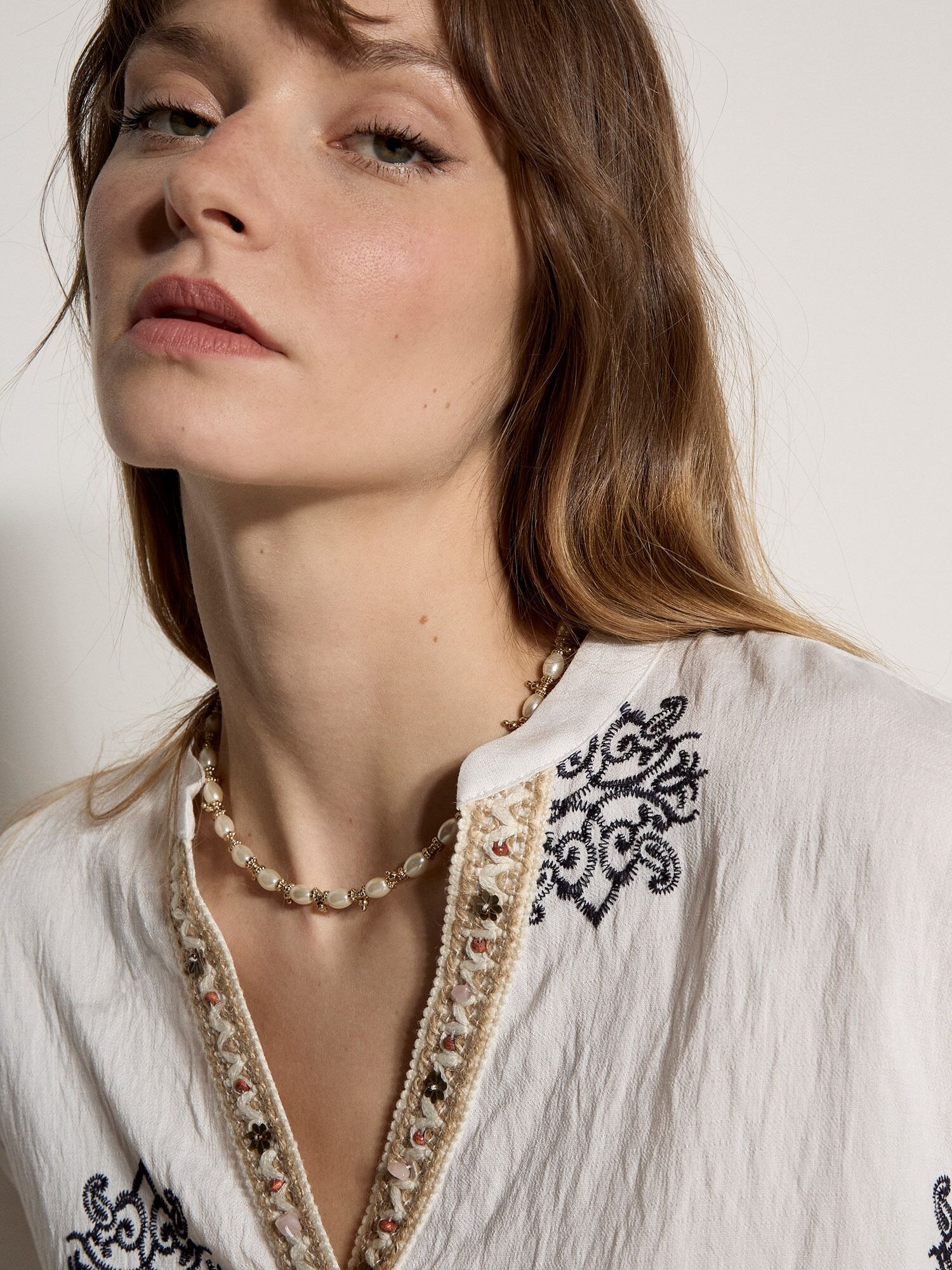 Klassische Bluse APRICOT "Bluse mit Paisley-Perlenmuster", Damen, Gr. M (38), weiß, gewebt, Obermaterial: 87% Viskose CV. 13% Polyamid PA., gemustert, V-Ausschnitt, Blusen Klassische Bluse, mit Stickerei