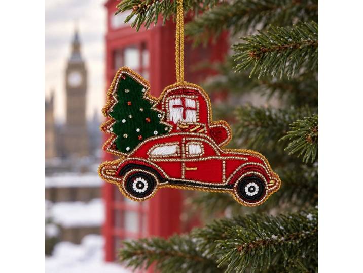 Weihnachtsauto und Baumschmuck aus bunten Perlen
