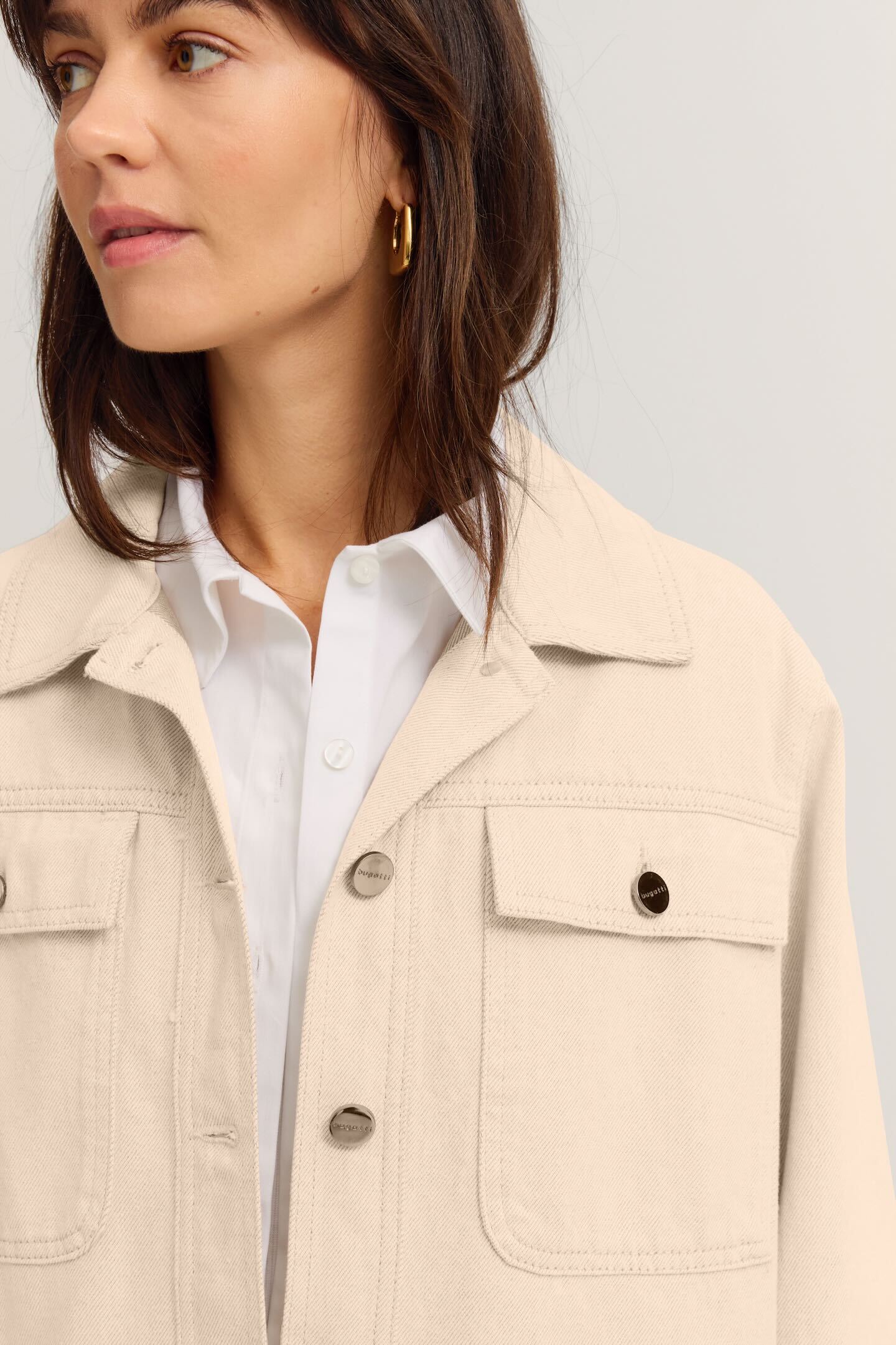 Jeansjacke BUGATTI "Loose Fit", Damen, Gr. 40, beige (50, beige), 100% Baumwolle, unifarben, loose fit, Jacken Jeansjacke, aus Baumwolle mit Hemdkragen 50, beige 40