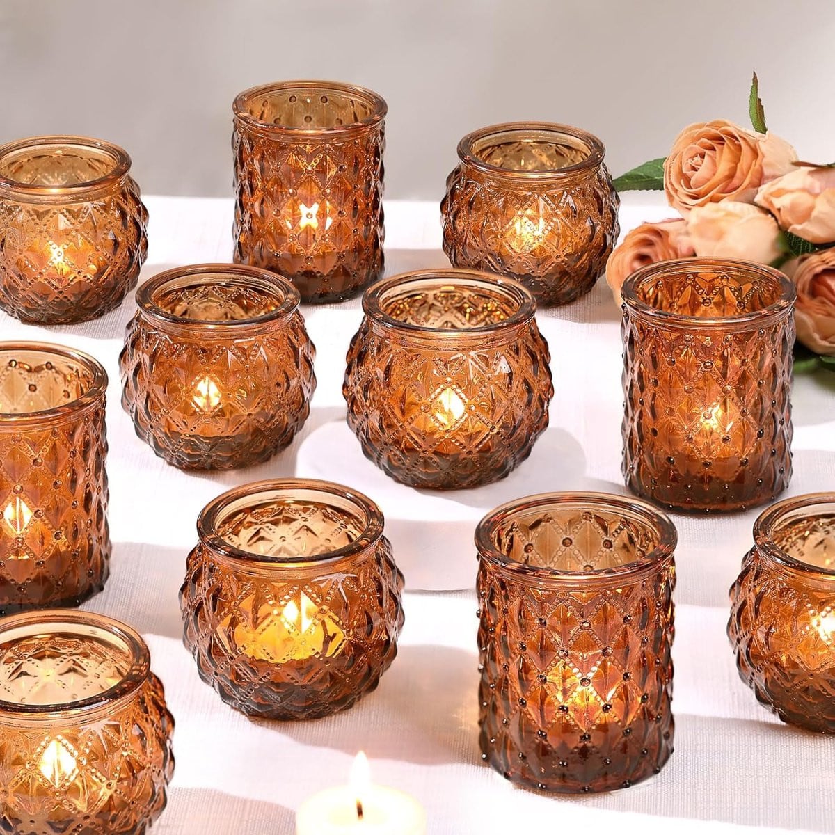 Set van 24 amberkleurige glazen theelichthouders met unieke diamantstructuur voor sfeervolle verlichting