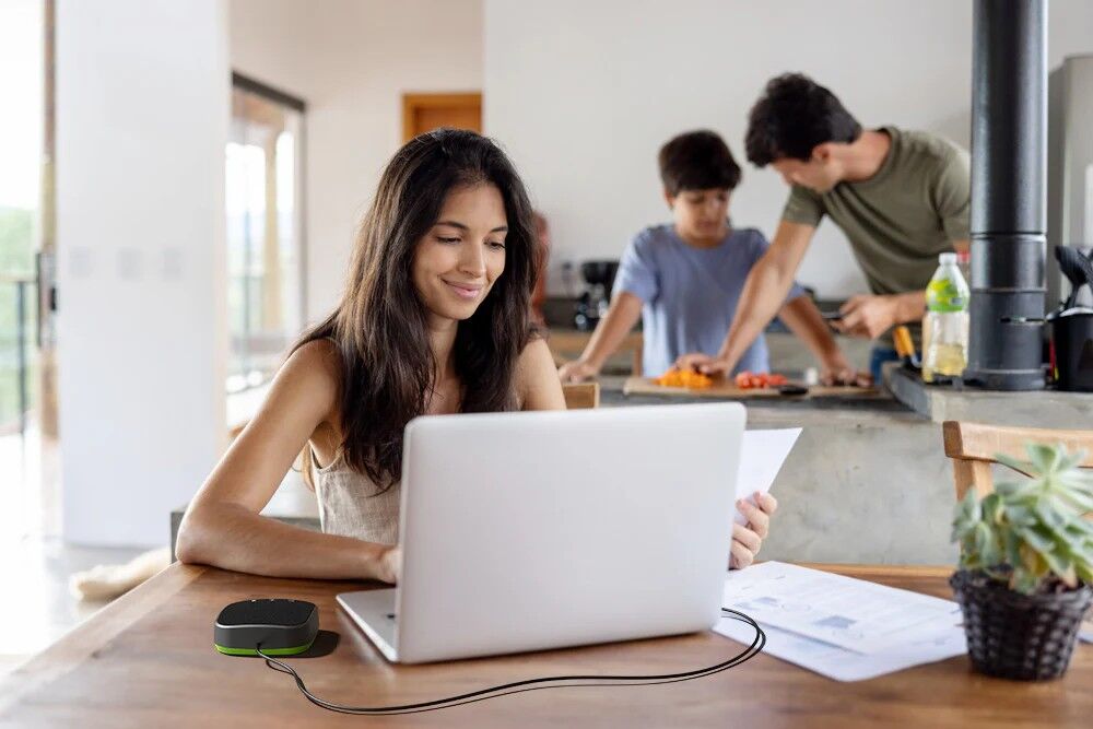 IPEVO VC-A10 USB Speakerphone compact avec son haute qualité et une portée étendue.