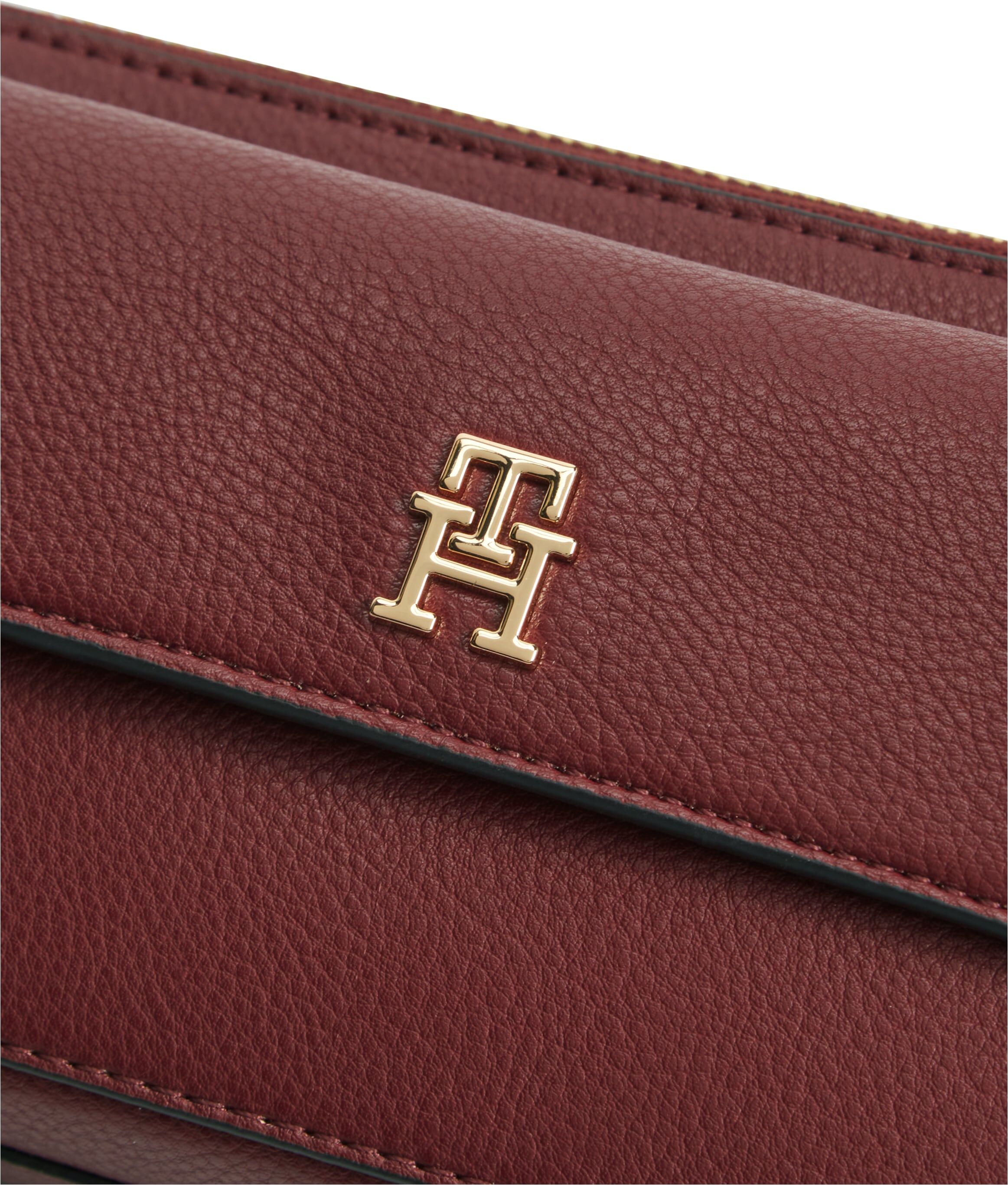 Umhängetasche TOMMY HILFIGER "TH ICON CAMERA BAG", Damen, Gr. B/H/T: 22cm x 12cm x 7cm, rot (braun), Lederimitat, Taschen Umhängetasche, Damen Clutch, Schultertasche mit goldfarbenem TH-Logo braun B/H/T: 22cm x 12cm x 7cm