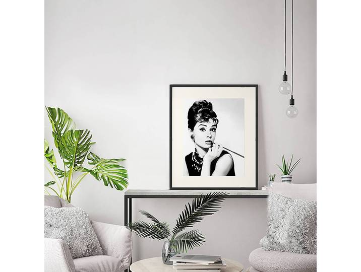 Tableau déco Audrey Hepburn Smoking Cadre : hêtre massif verni Revêtement : plexiglas Multicolore 52 x 62cm