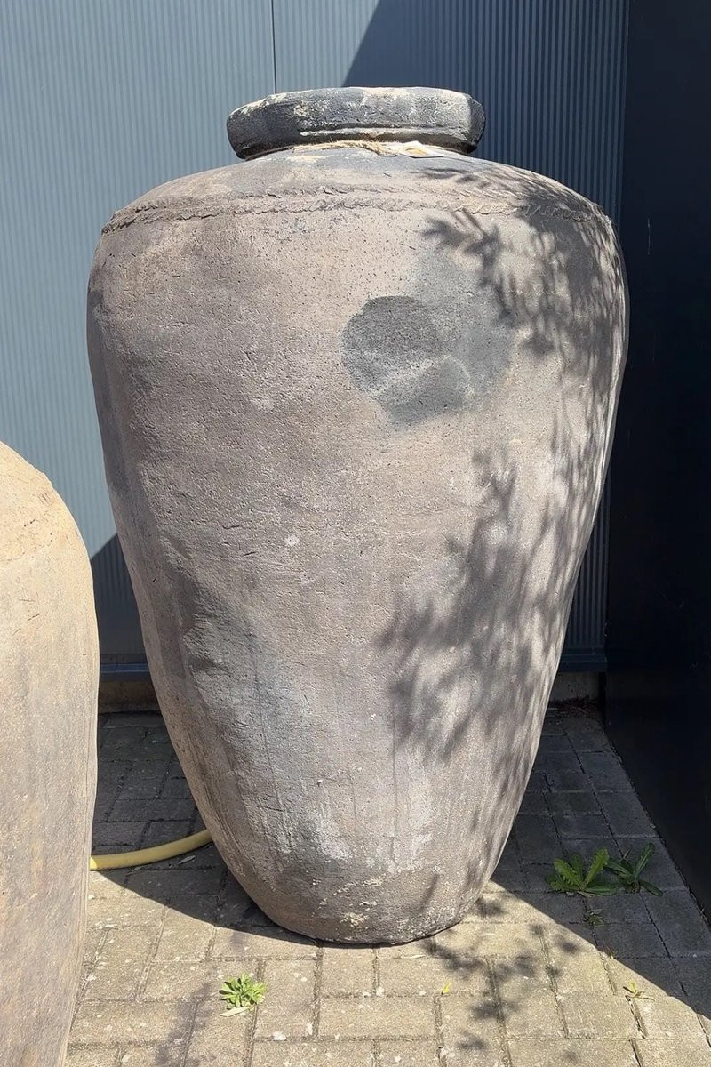 Oude grote landelijke kruik van aardewerk