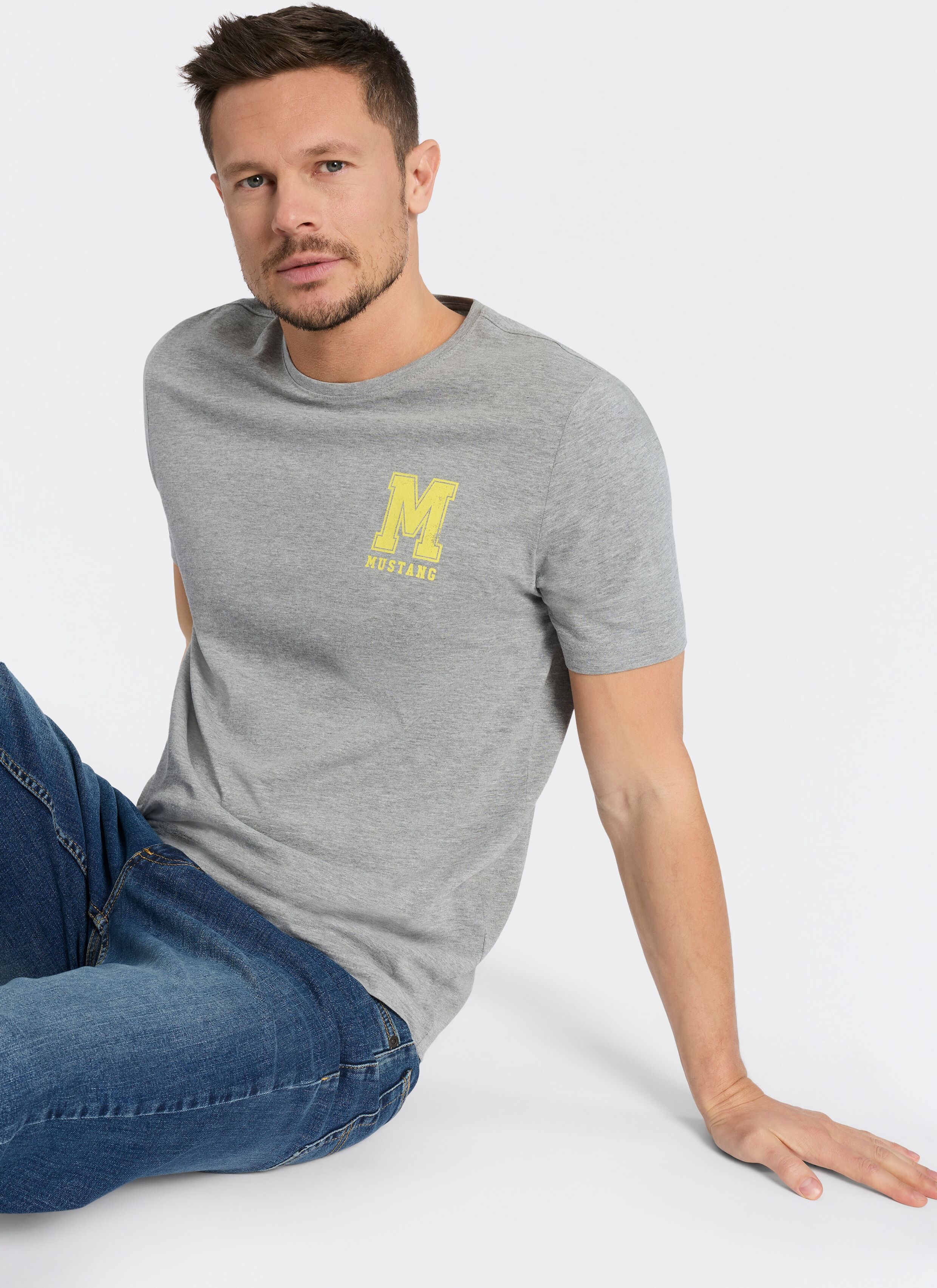 Rundhalsshirt MUSTANG "Alex Logo Brust", Herren, Gr. L, mid grau melange, Jersey, Obermaterial: 100% Baumwolle, bedruckt, normal hüftbedeckend, Rundhals, Shirts Rundhalsshirt, normale Passform, Kurzarm-Design, lässiger Stil mid grau melange L