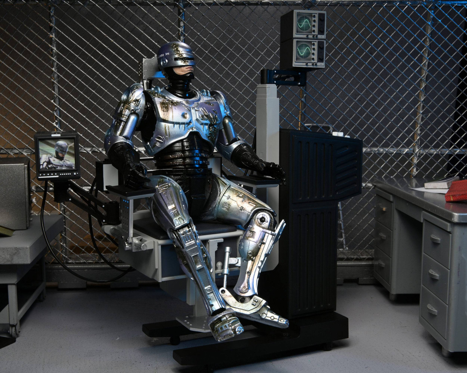 NECA RoboCop Ultimate Battle Damaged Actiefiguur met stoel, 18 cm