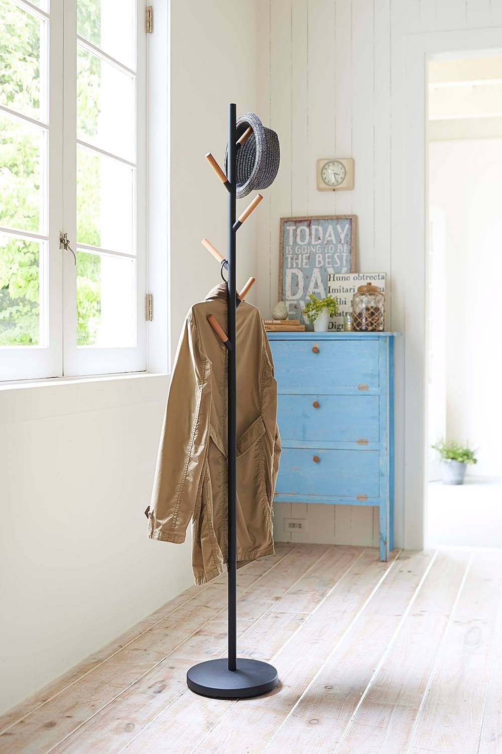 home24 Staande kapstok Post Tree in zwart metaal en hout, B/D/H: 28 x 28 x 177 cm