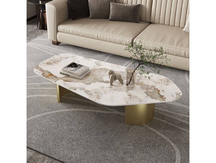 Table basse nordique contemporaine avec plateau en pierre frittée Pandora irrégulière et base dorée robuste pour usage domestique, mobilier design.