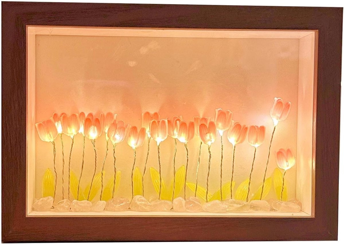 Verlichte fotolijst met LED-verlichting en tulpen decoratie voor op een tafel