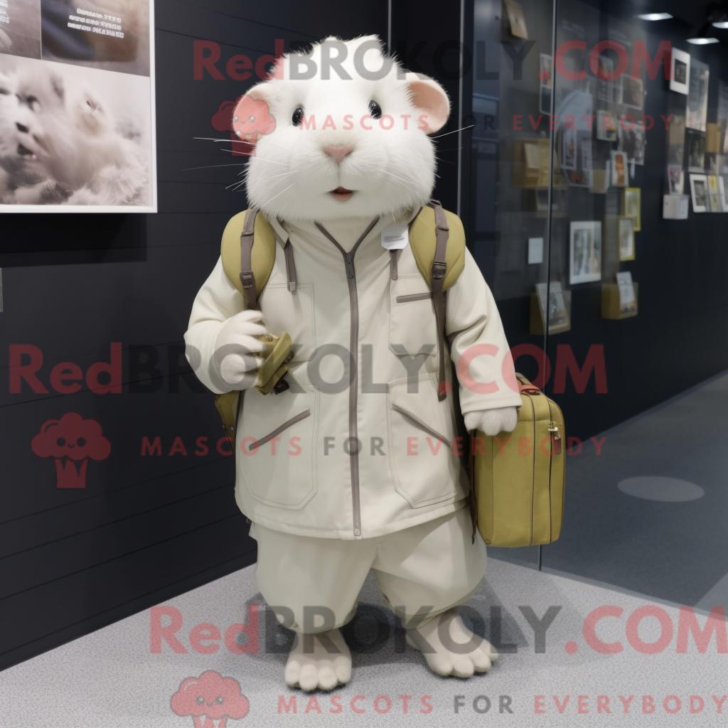 Maskottchenfigur REDBROKOLY eines weißen Meerschweinchens mit Parka und Aktentasche