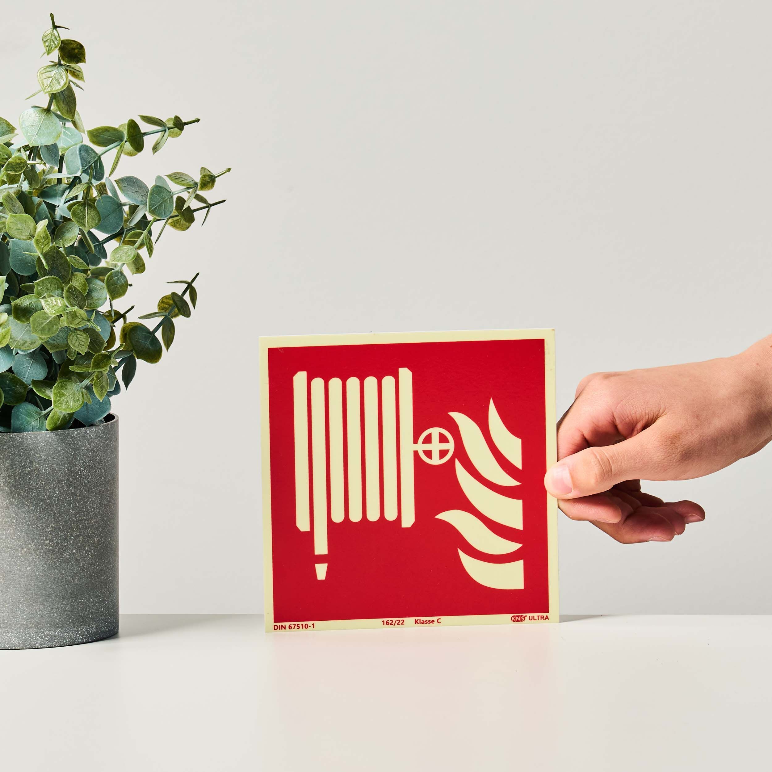 SPRINTIS Panneau Robinet d'incendie armé (RIA), photoluminescent, plastique, ISO 7010 150 x 150 mm, rouge, blanc