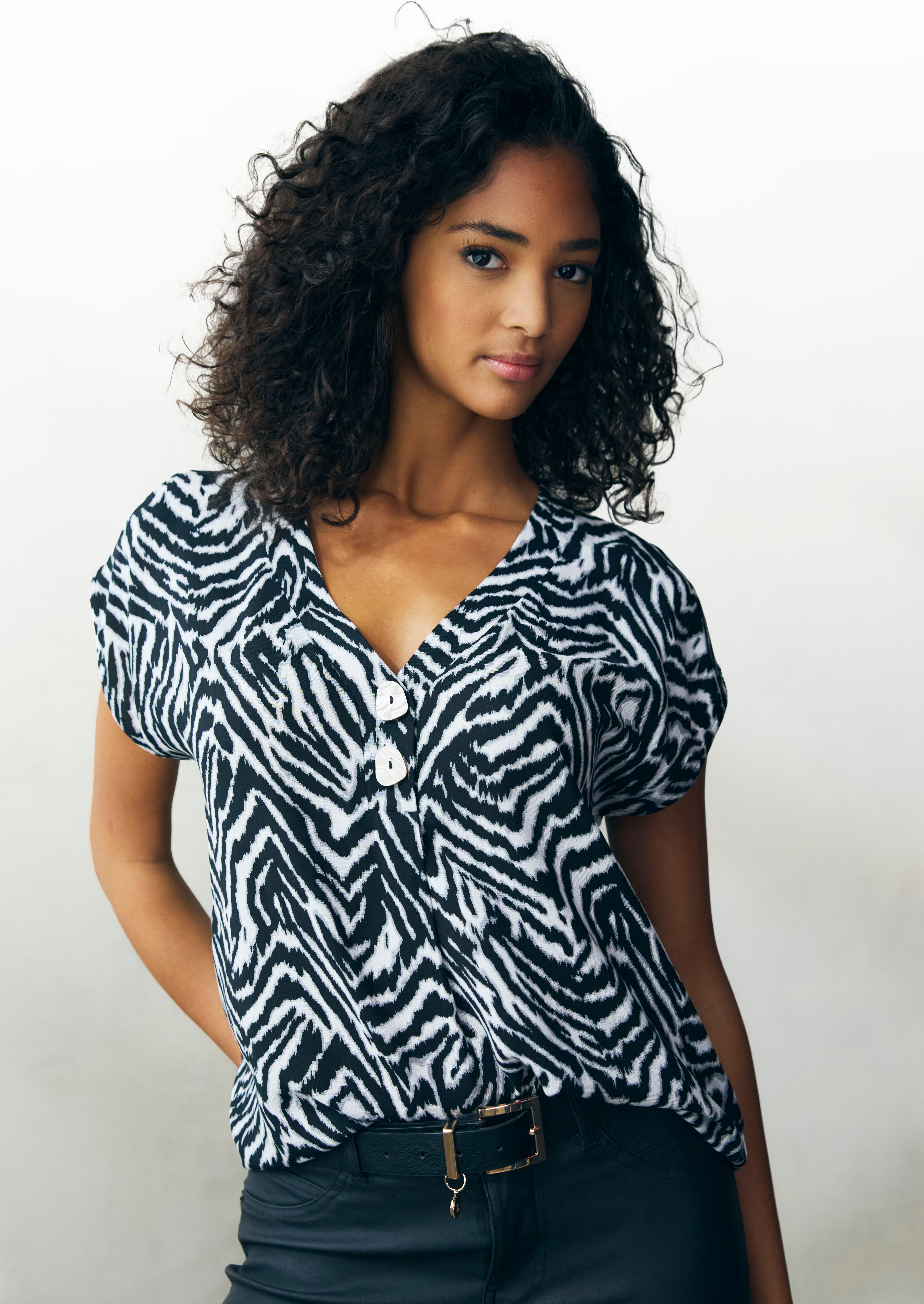 Schlupfbluse LASCANA "mit Zebraprint und tiefem V-Ausschnitt mit modischen Knöpfen", Damen, Gr. 50, beige (schwarz, creme, bedruckt), Web, Obermaterial: 100% Viskose, figurumspielend hüftlang, V-Ausschnitt, Blusen Schlupfbluse, luftige Kurzarmbluse, locke