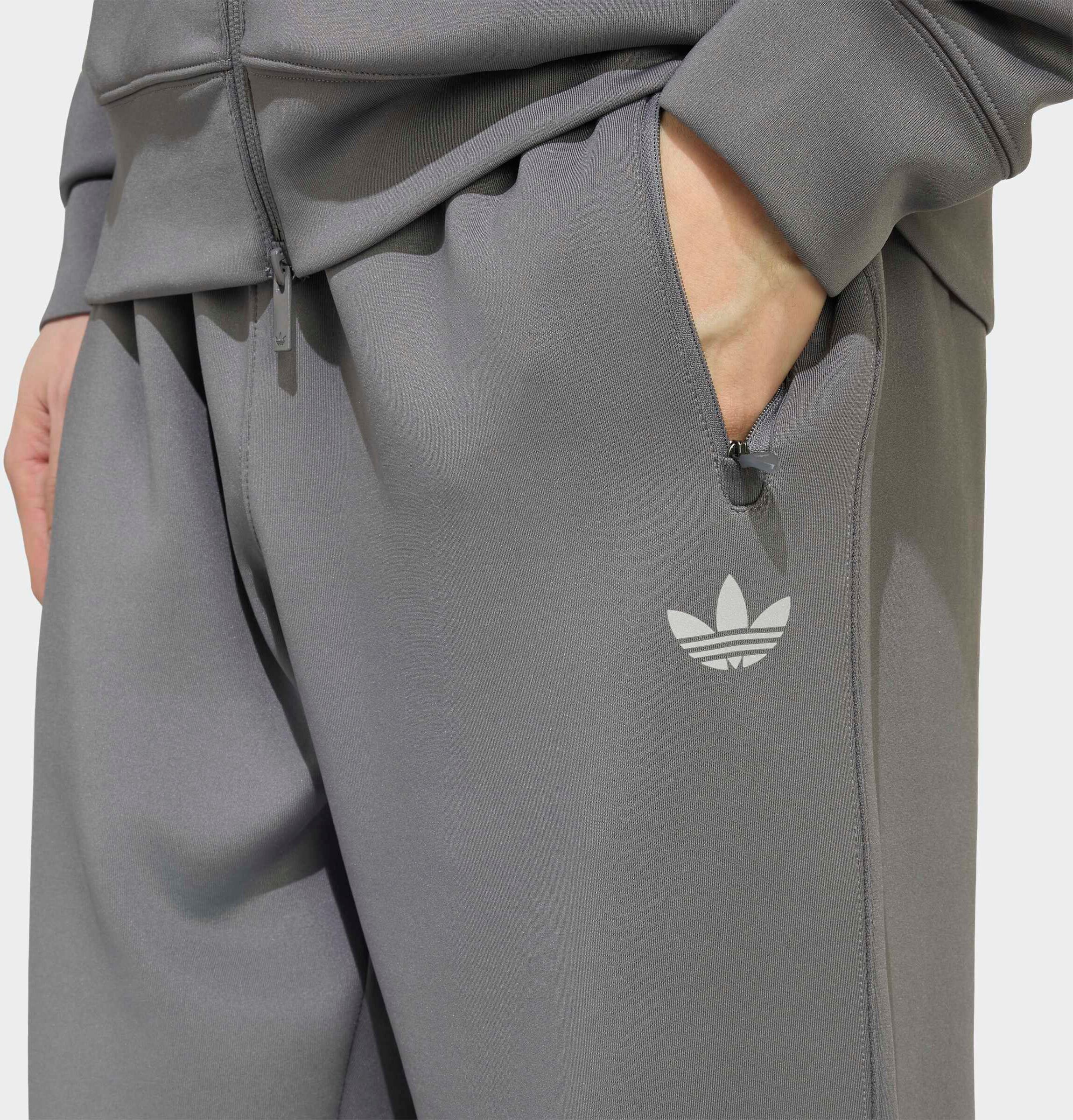 Sporthose ADIDAS ORIGINALS "ESS TRACKPANTS", Damen, Gr. XXL, N-Gr, grau (grau four, normal, gr.), Obermaterial: 93% Polyester, 7% Elasthan, Hosen Sporthose grau four, normal, gr. XXL, N-Gr