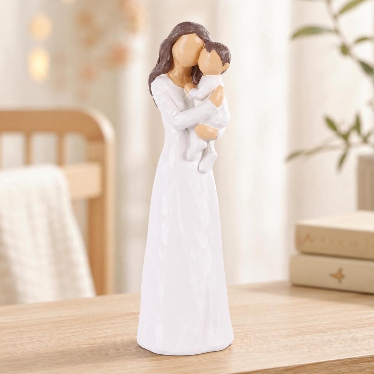 Handgeschilderd wit beeldje van moeder en zoon - Familie sculptuur voor huisdecoratie
