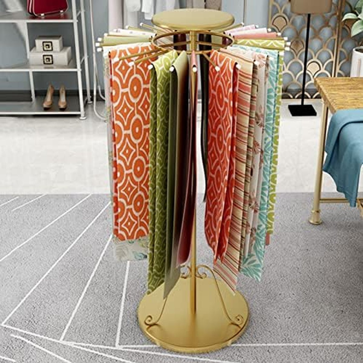 Gouden draaibare displaystandaard met verstelbare hoogte van 90 tot 140 cm voor het presenteren van kleding en accessoires