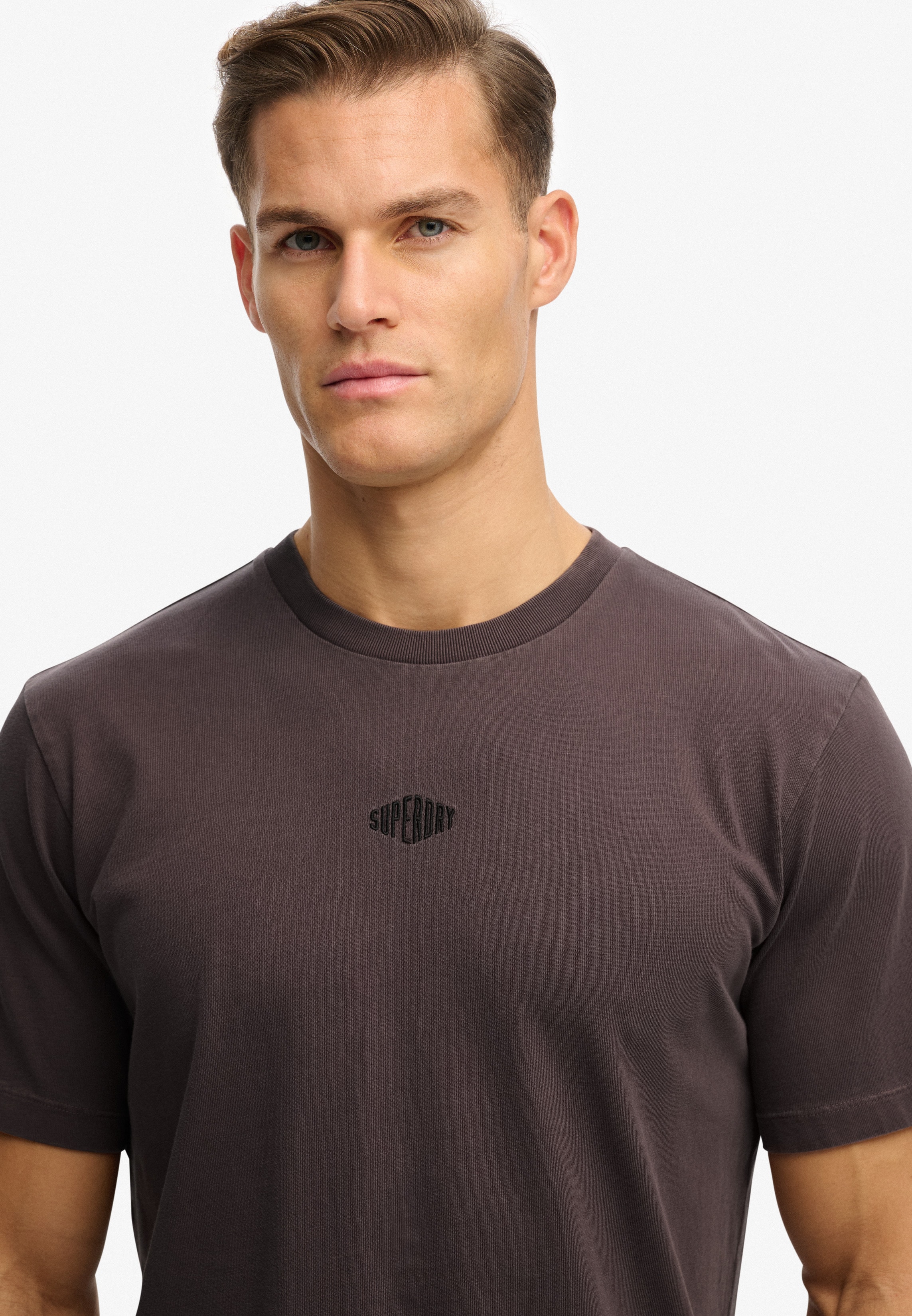 Rundhalsshirt SUPERDRY "MICRO LOGO TSHIRT", Herren, Gr. M, braun (shale dunkelgrau), Single Jersey, Obermaterial: 100% Baumwolle, unifarben, loose fit normal, Rundhals, Shirts Rundhalsshirt, mit Micro-Marken-Logo shale dunkelgrau M