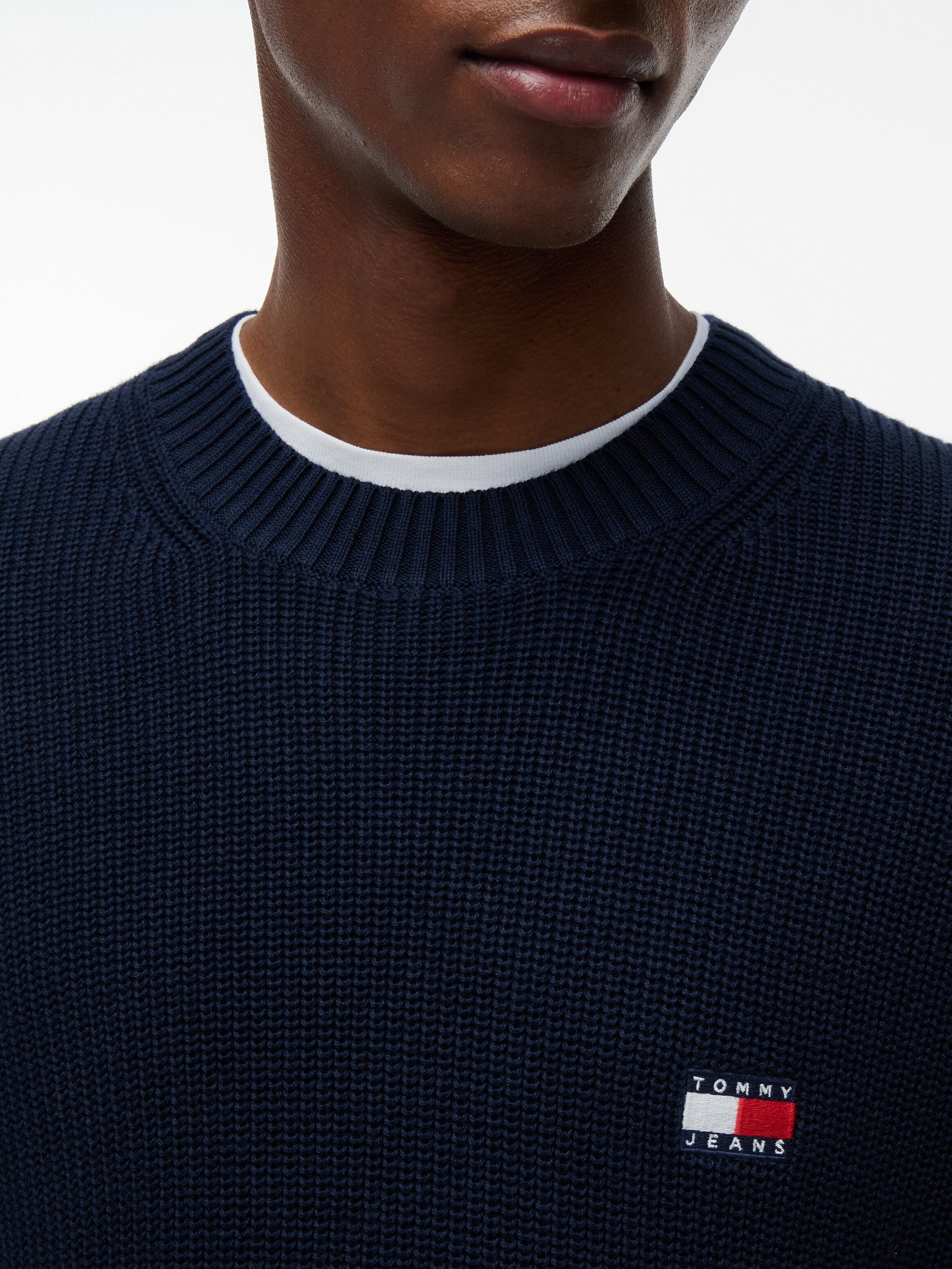 Strickpullover TOMMY JEANS "TJM REGULAR BADGE SWEATER", Herren, Gr. L, blau (schwarz night navy), Strick, Obermaterial: 100% Baumwolle, regular fit normal, Rundhals, Rippbündchen, Pullover Strickpullover schwarz night navy L