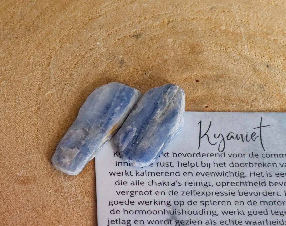 GemsByShy Kyaniet Trommelsteen - Natuurlijke Edelsteen voor Innerlijke Rust en Intuïtie