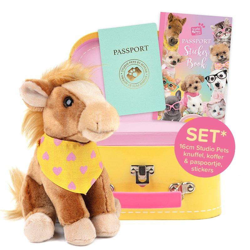 Studio Pets Pluchen Pony Milly met koffer en paspoort, 16 cm