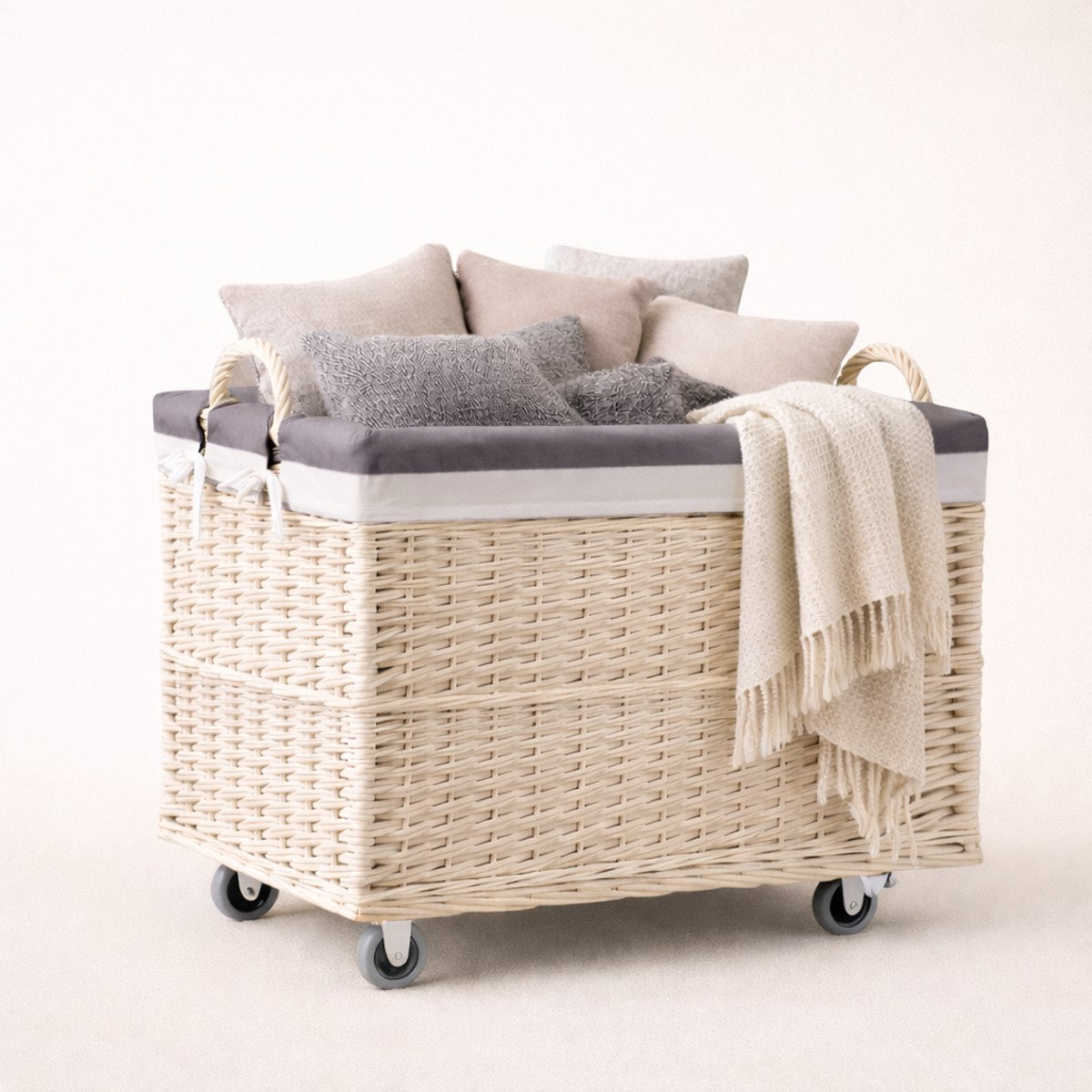 The Wicker Stories Grote rieten mand met wielen en handgrepen, gebleekt riet met grijze stoffen voering