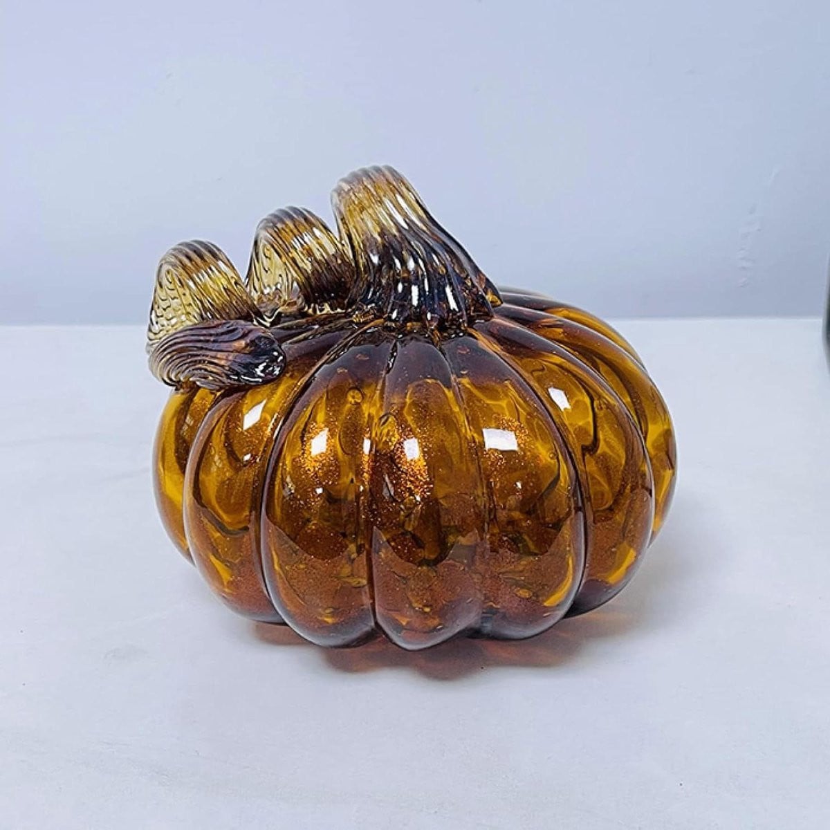 Handgemaakt bruin glazen pompoen beeldje van geblazen kristal als decoratief tafelornament