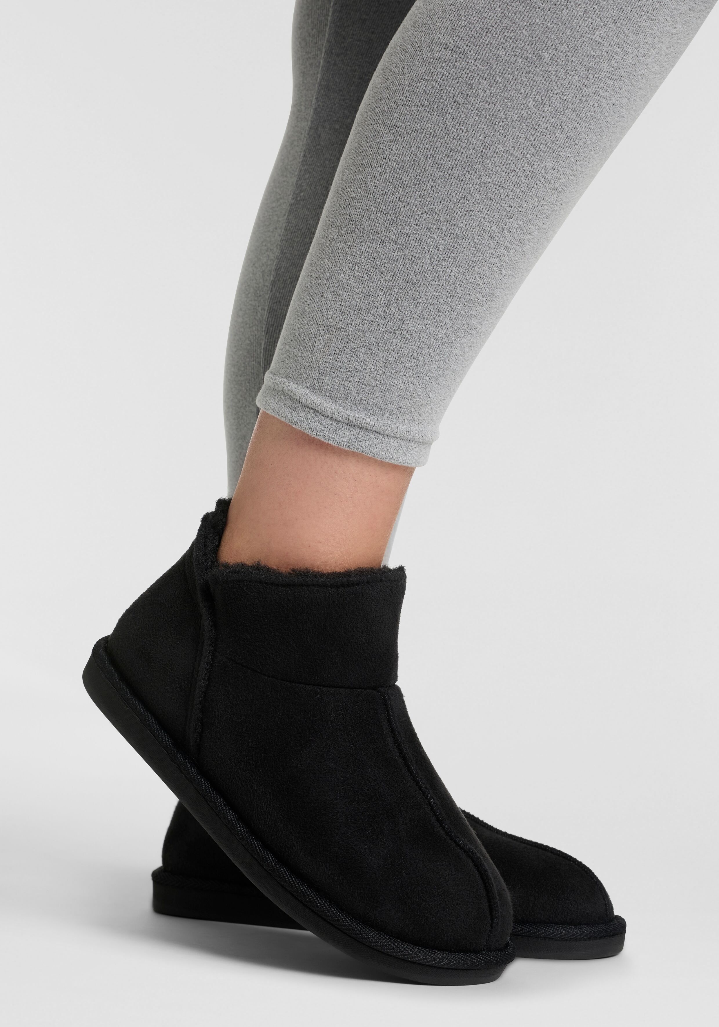 Hausschuh XQ FOOTWEAR "LADIES HOME BOOTS SUEDE", Damen, Gr. 41/42, schwarz, Obermaterial: 100% Polyester. Futter: 100% Polyester. Laufsohle: 100% Gummi, unifarben, Schuhe Hausschuh, mit Logoprägung und kuscheligen, wärmenden Innenfutter
