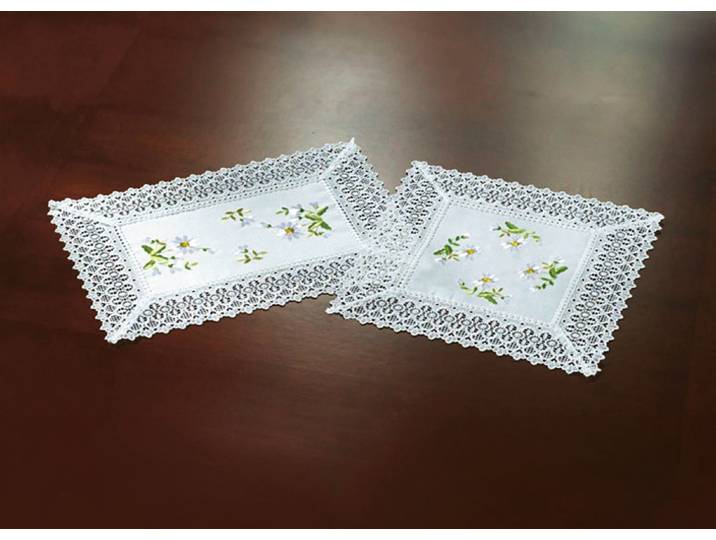Raumdekoration mit Gänseblümchen-Stickerei und zarter Häkelspitze, Weiss, Größe 135 (Deckchen, 35/ 50 cm)
