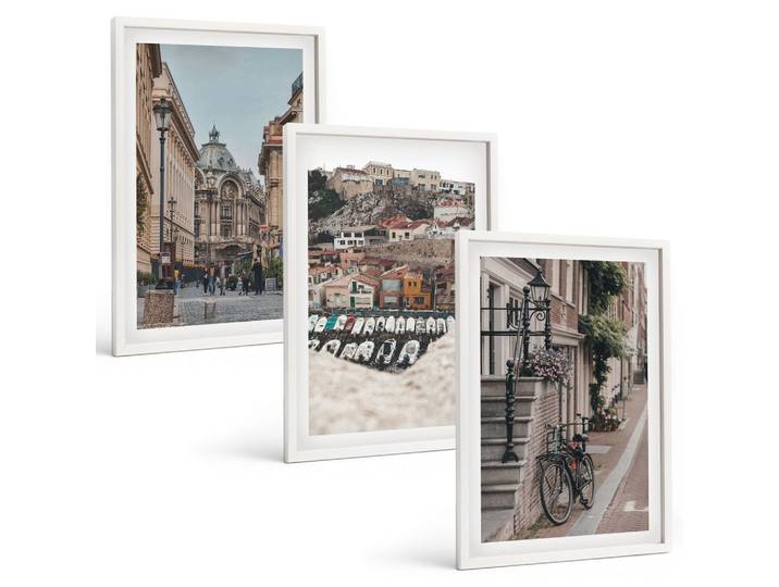 BILDER SET 3er Set - 40x60 cm Weißer Rahmen - Die charmanten Straßen des Hafens der Stadt