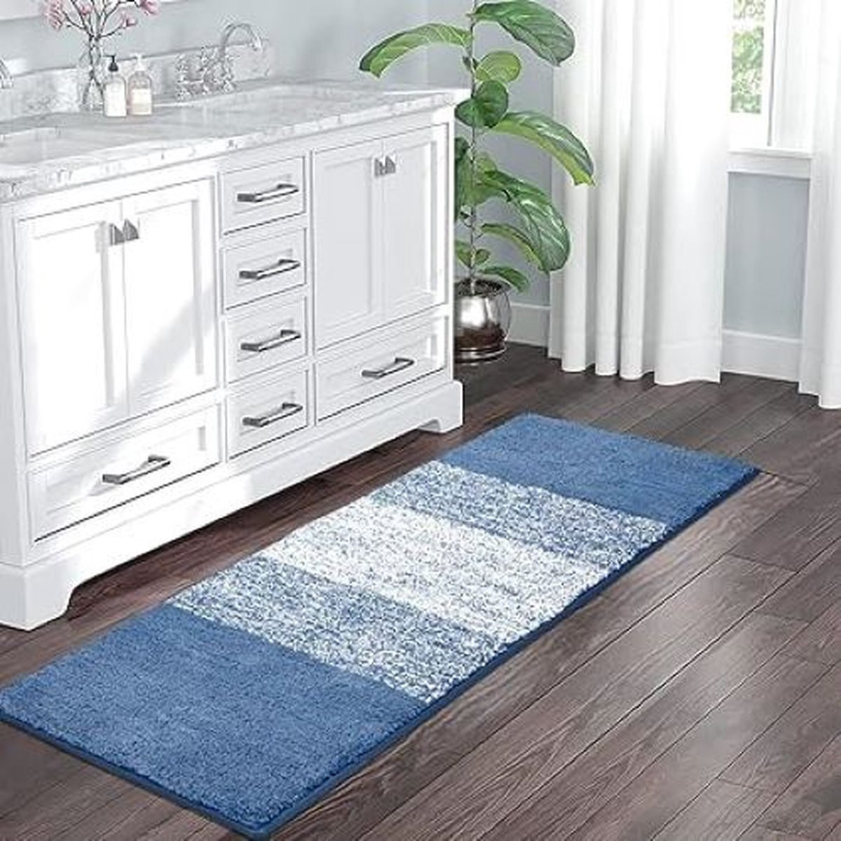 Blauwe antislip badmat van absorberende microvezel, 45 x 120 cm