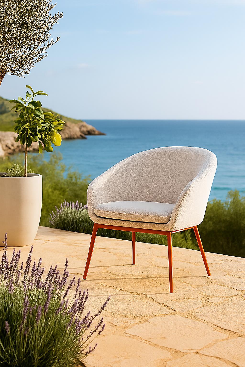 Ein beiges Armchair, Modell "Marseille", mit einem metallenen Gestell in Ziegeloptik, ideal für den Einsatz auf einer Terrasse