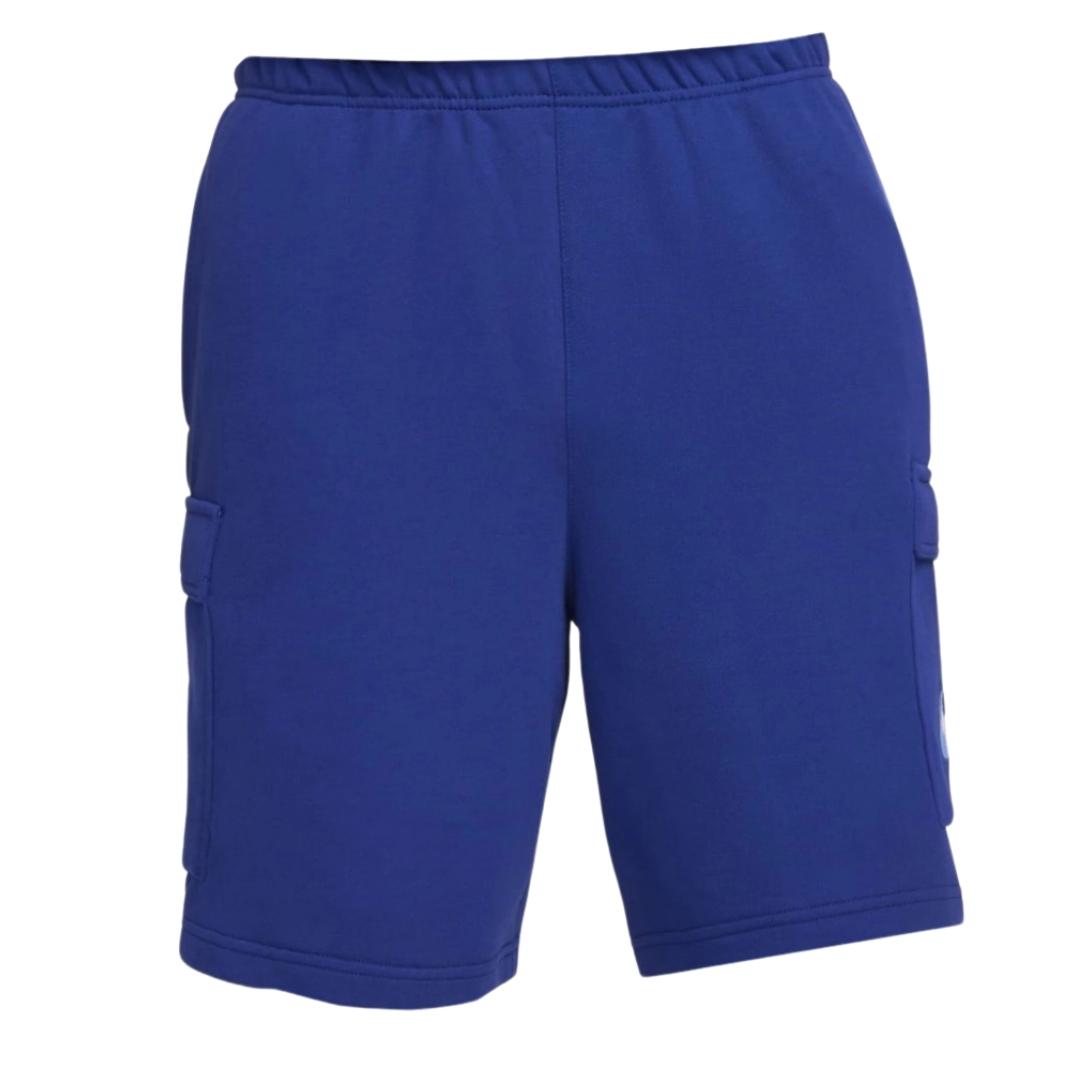 Blaue Shorts mit Nike-Markentaschen und Taschen