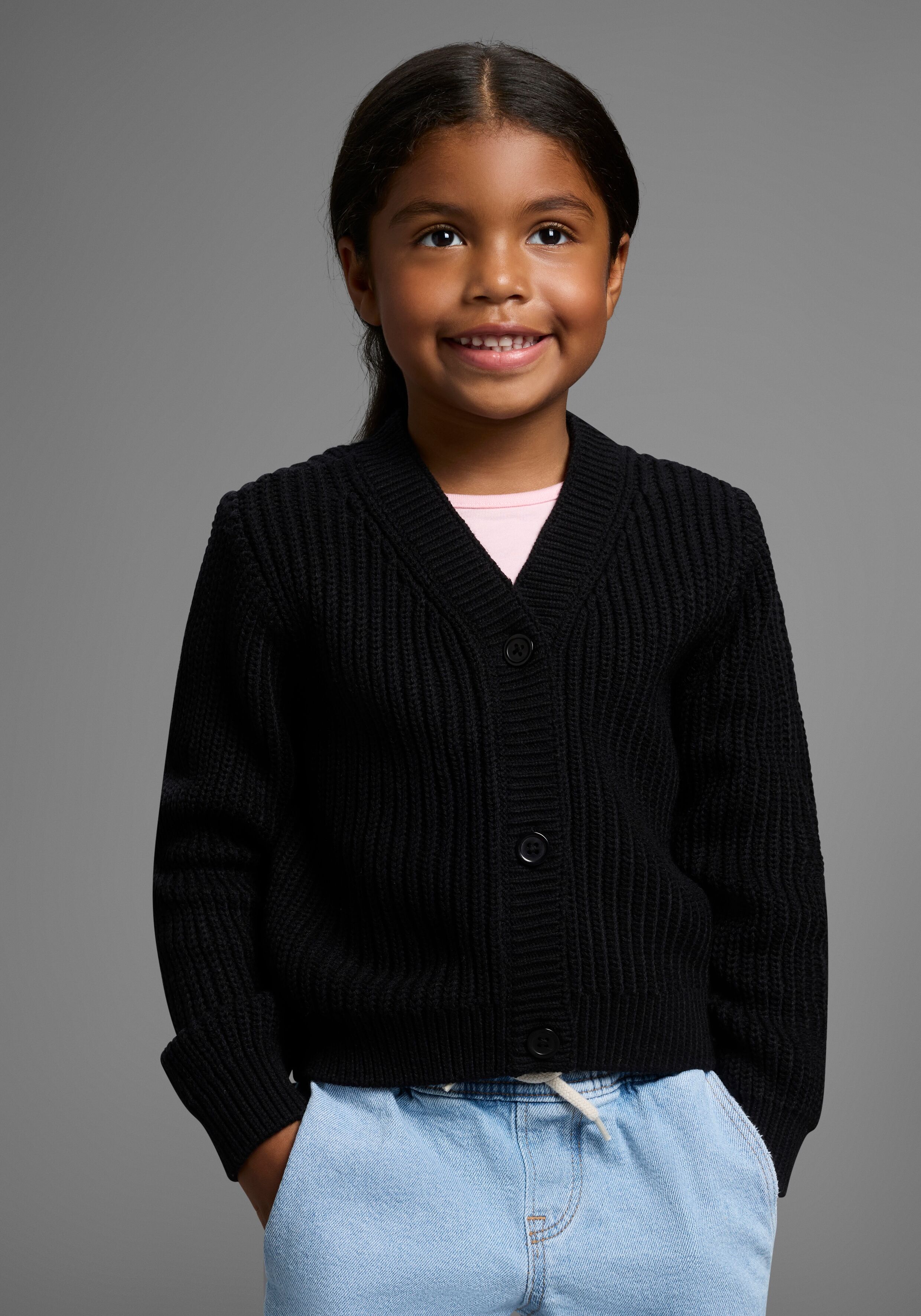 Strickjacke KIDSWORLD "Strickjacke Basic-Style", Mädchen, Gr. 104/110, schwarz, Feinstrick, Obermaterial: 100% Polyacryl, unifarben, Basic hüftlang, V-Ausschnitt, Rippbündchen, Strickjacken Strickjacke, Strickjacke, toll zu allem zu kombinieren schwarz 10