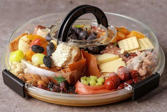Charcuterie-set met zichtvenster en handvatten, ronde serveerplank en snackdoos voor vlees en fruit, multicolor