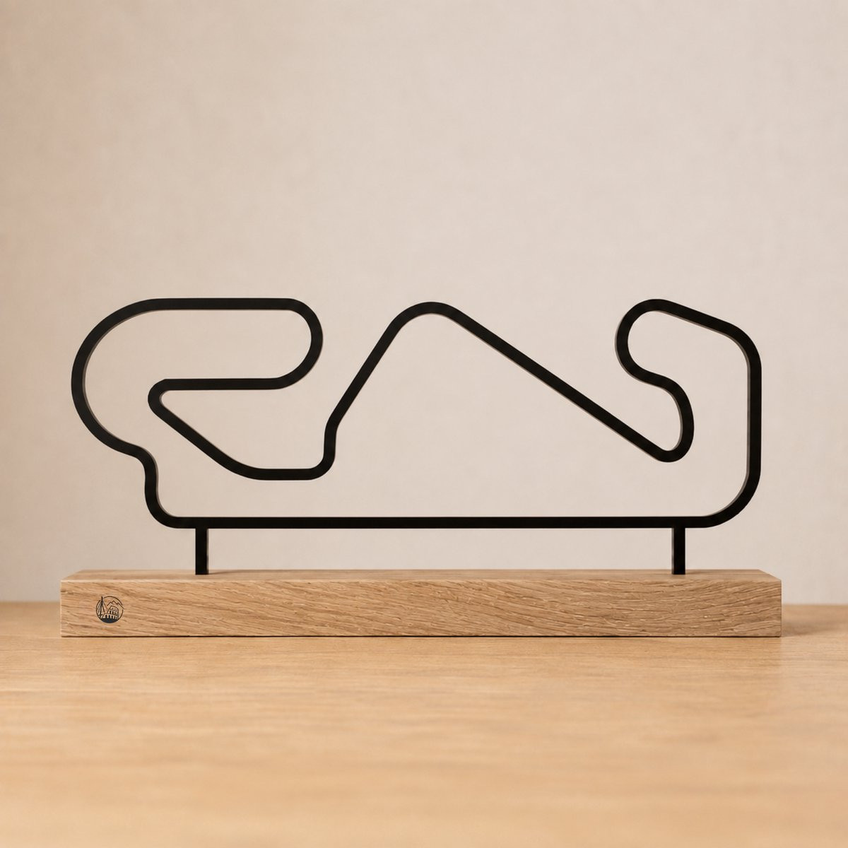 Outlinr Circuit de Barcelona-Catalunya Silhouet – Stalen decoratie op eiken voetstuk