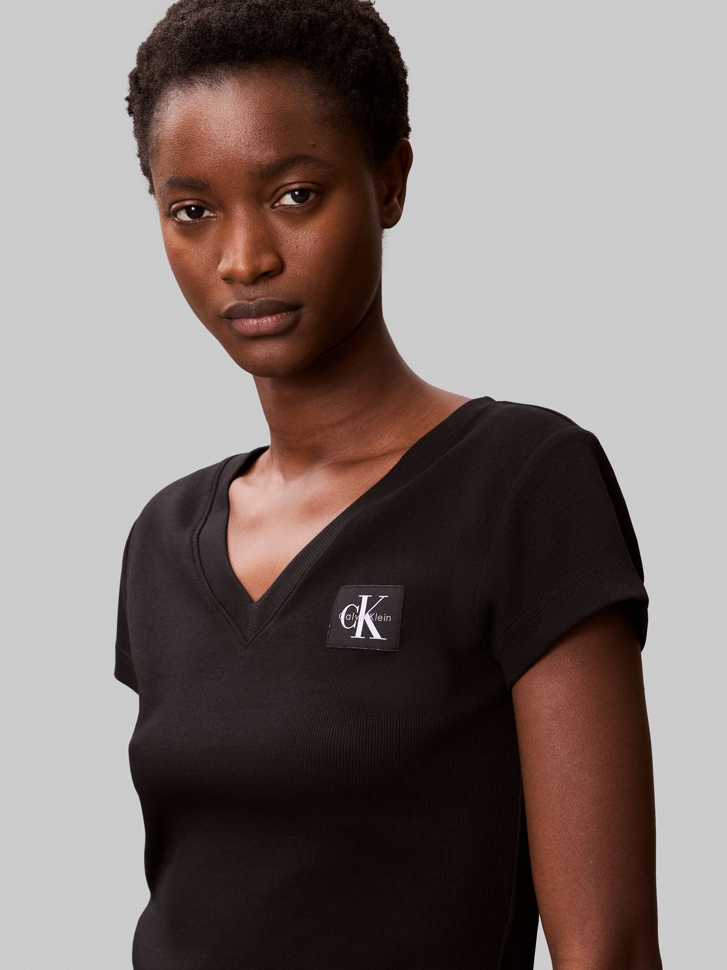 Calvin Klein "A- SS WOVEN LABEL RIB VNECK TEE" mit gewebtem Label schwarz XXS (34)
