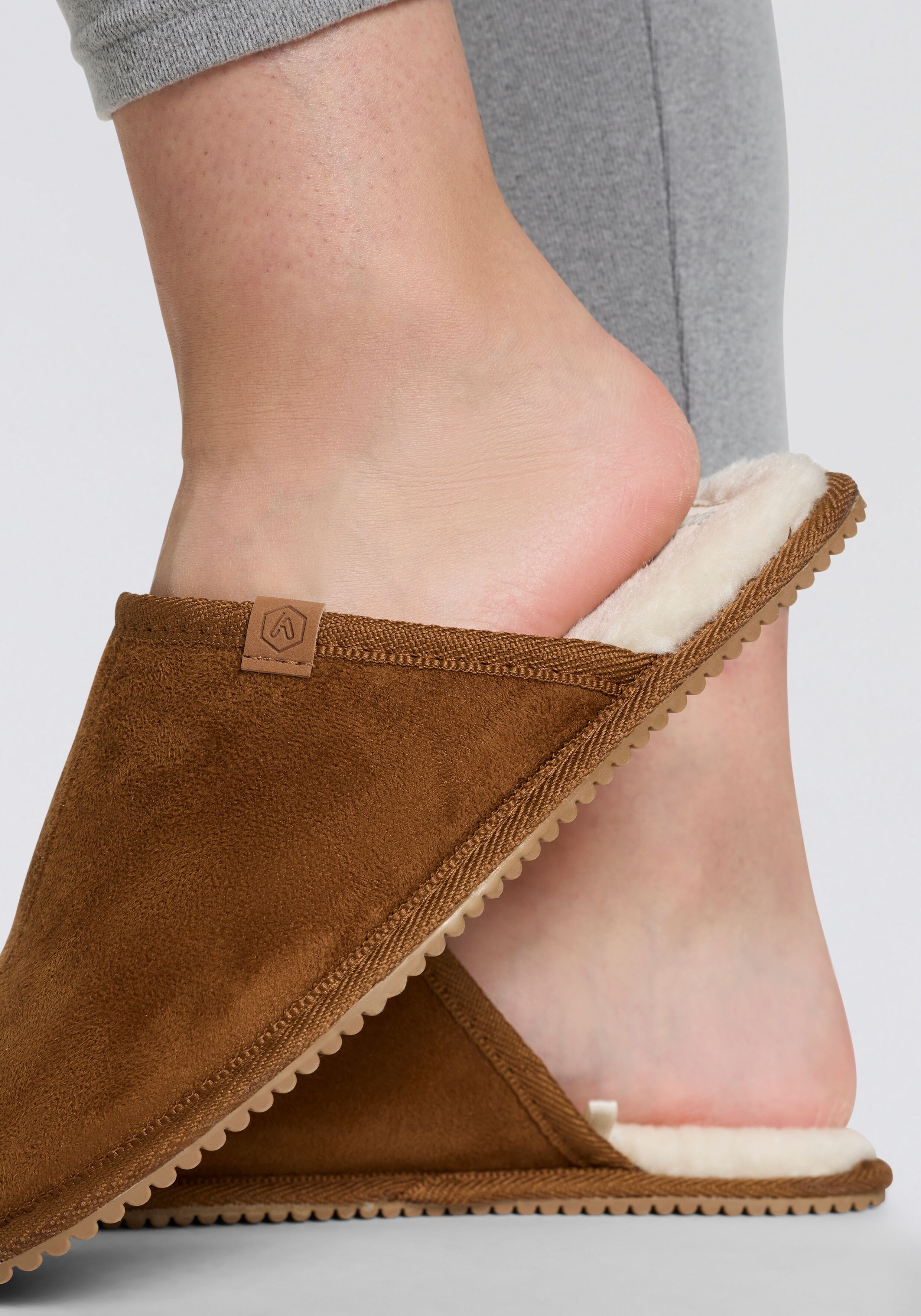 Pantoffel XQ FOOTWEAR, Damen, Gr. 37/38, Kunstpelz, braun (cognac), Obermaterial: 100% Polyester. Futter: 100% Polyester. Laufsohle: 100% Gummi, Schuhe Pantoffel, aus Wildlederimitat mit Gummisohle