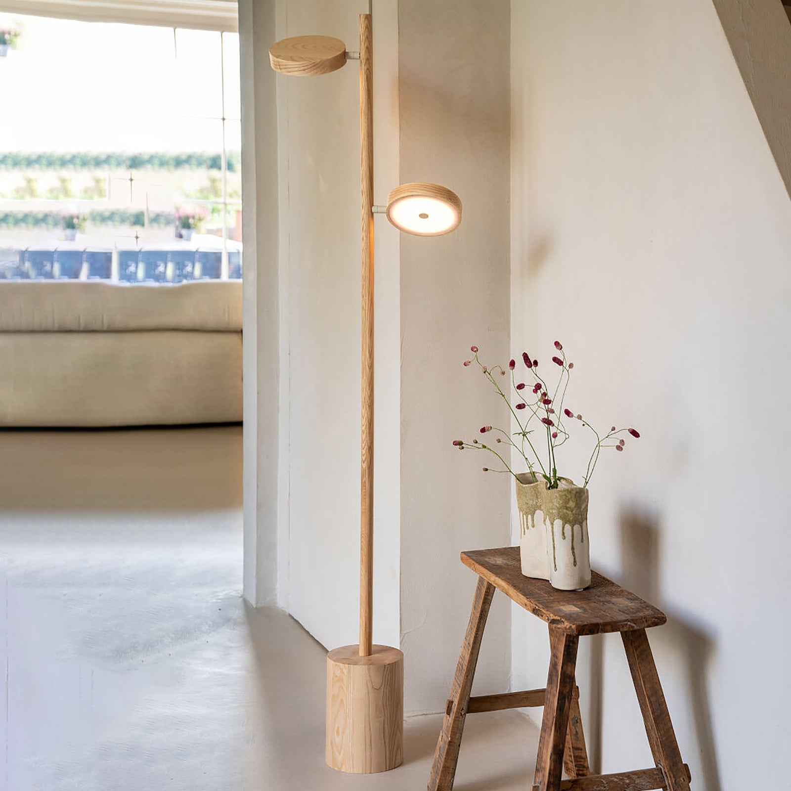 Good&Mojo Okinawa LED-vloerlamp beige/hout, Ø 40 cm