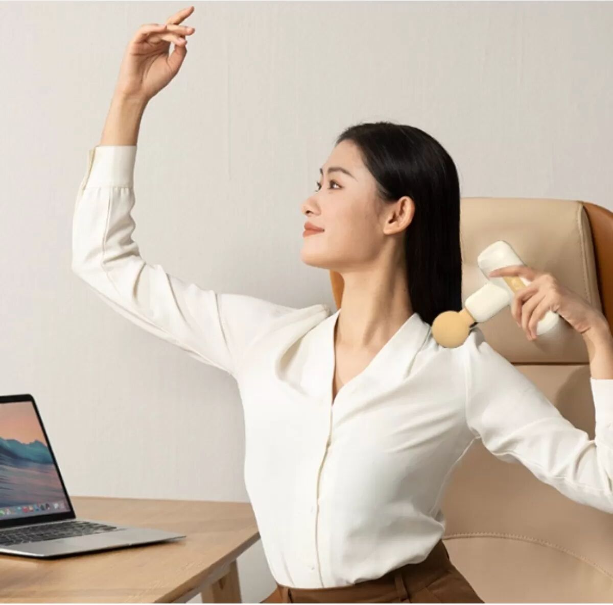 INF Intelligente Massagepistole — bürstenloser Motor, 4 Geschwindigkeiten, USB-C wiederaufladbar, tragbar, graues Fasziengerät