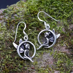 Drachensilber Kleine Fee Silber Ohrhänger Elfe im Kreis sitzend Ohrschmuck 925 Silber - Silber