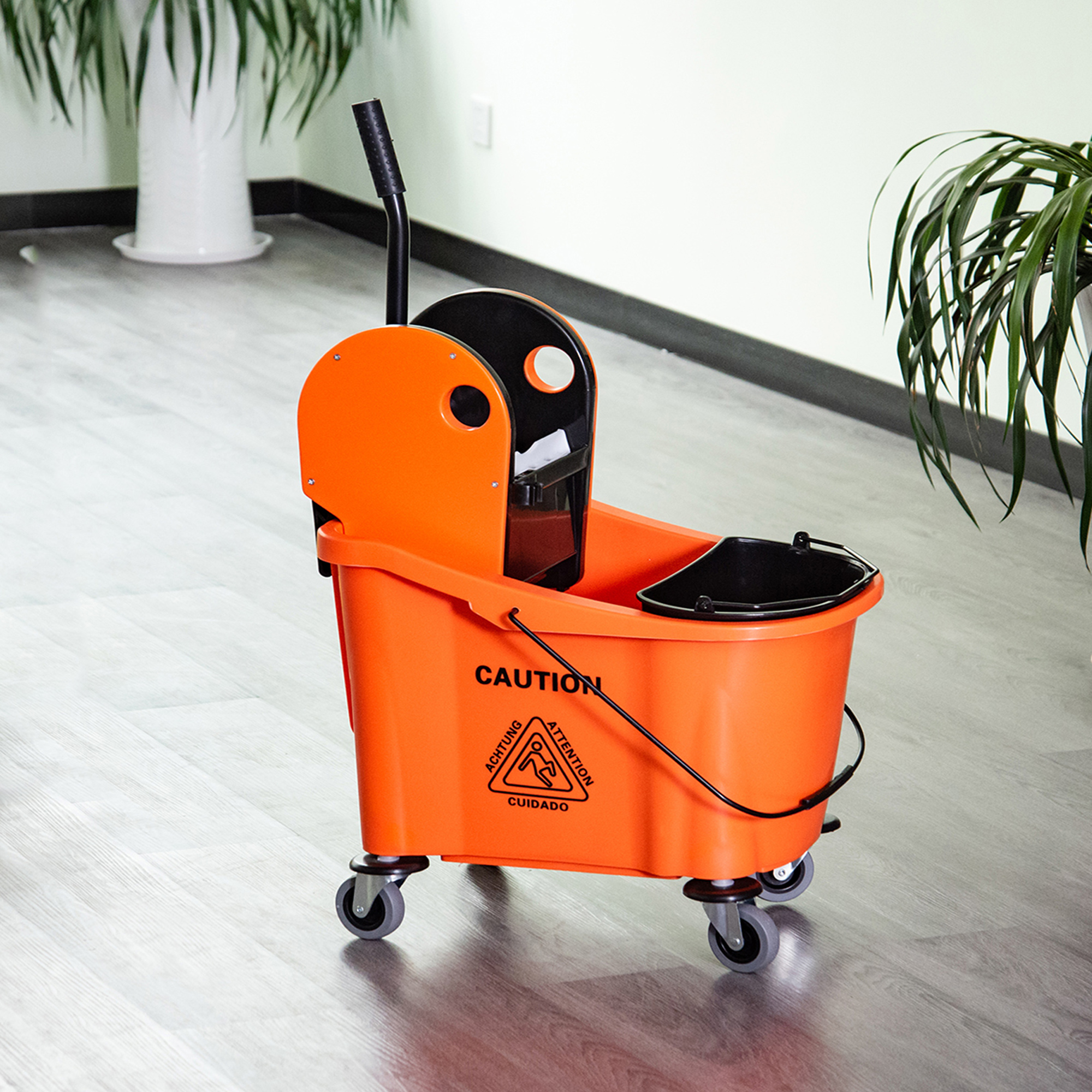 Homcom Carrello Secchio Carrello Pulizia da 9,5 galloni / 36L con strizzatore pressa verso il basso, Pastica PP, Arancia e nero Aosom