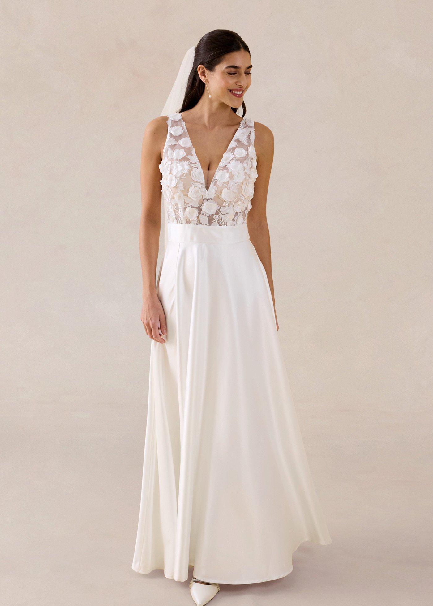 bonprix Brautkleid aus glänzendem Satin mit Blumen-Applikation, weiß, Gr.50, Modern und feminin: Langes Brautkleid aus glänzendem Satin mit hohem Schlitz und Blumen-Applikation im Oberteil
