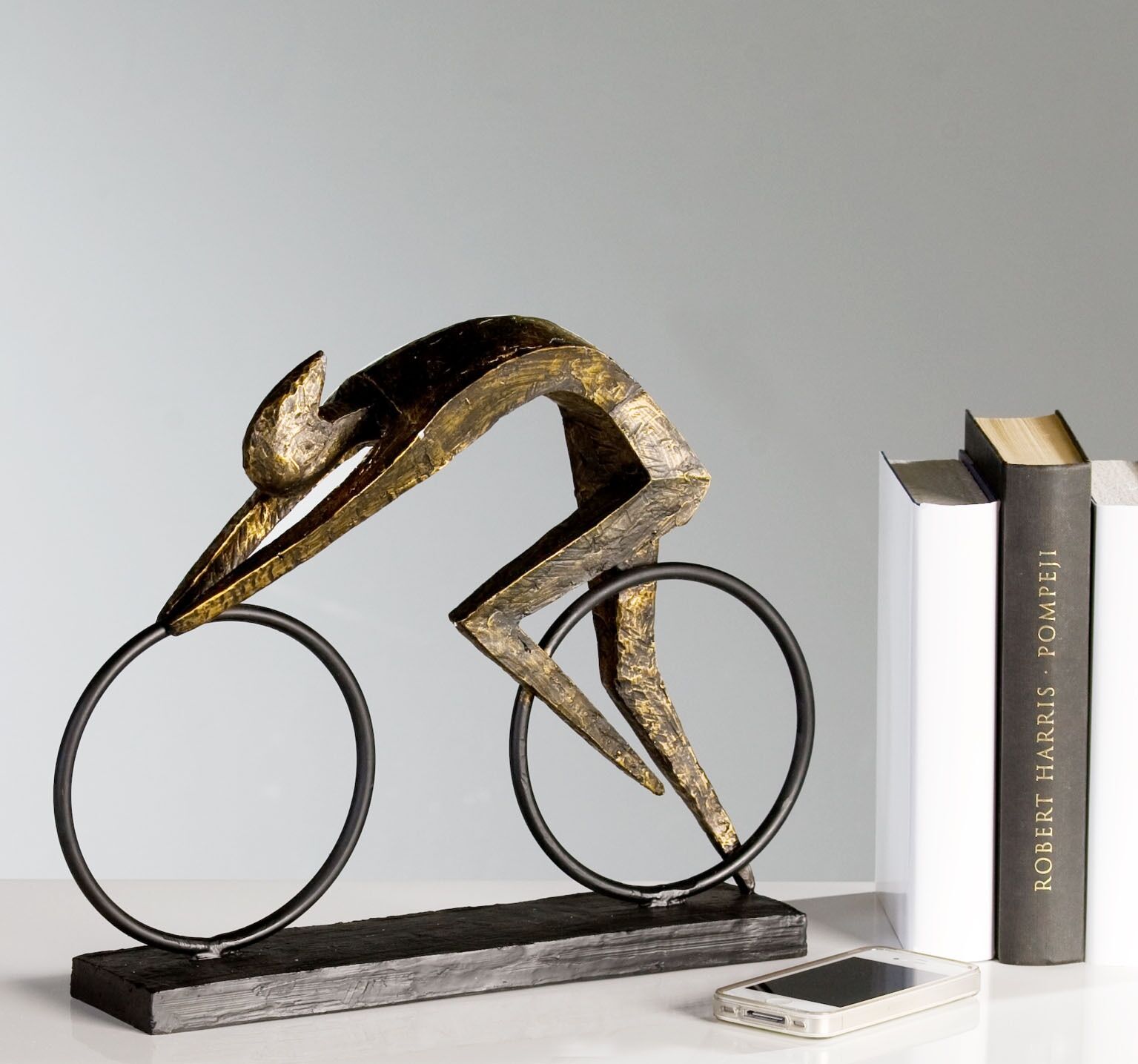 Dekofigur CASABLANCA BY GILDE "Skulptur Racer", braun (bronzefarben), B:37cm H:29cm T:18cm, Metall, Dekofiguren, Dekofigur, Dekoobjekt, Höhe 29 cm, Fahrradfahrer, mit Spruchanhänger, Wohnzimmer bronzefarben B/H/T: 37cm x 29cm x 18cm